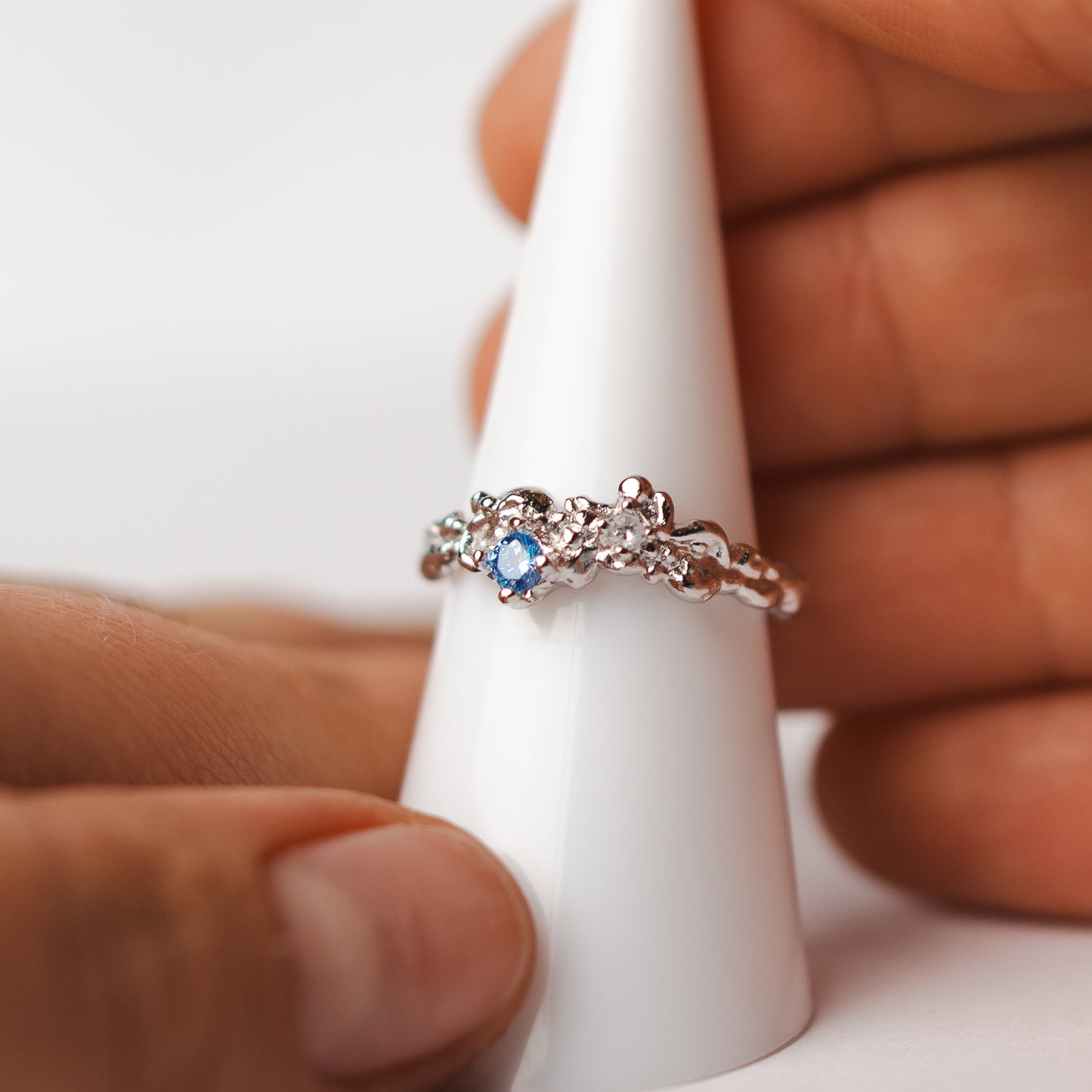 Anillo ajustable martillado circón azul