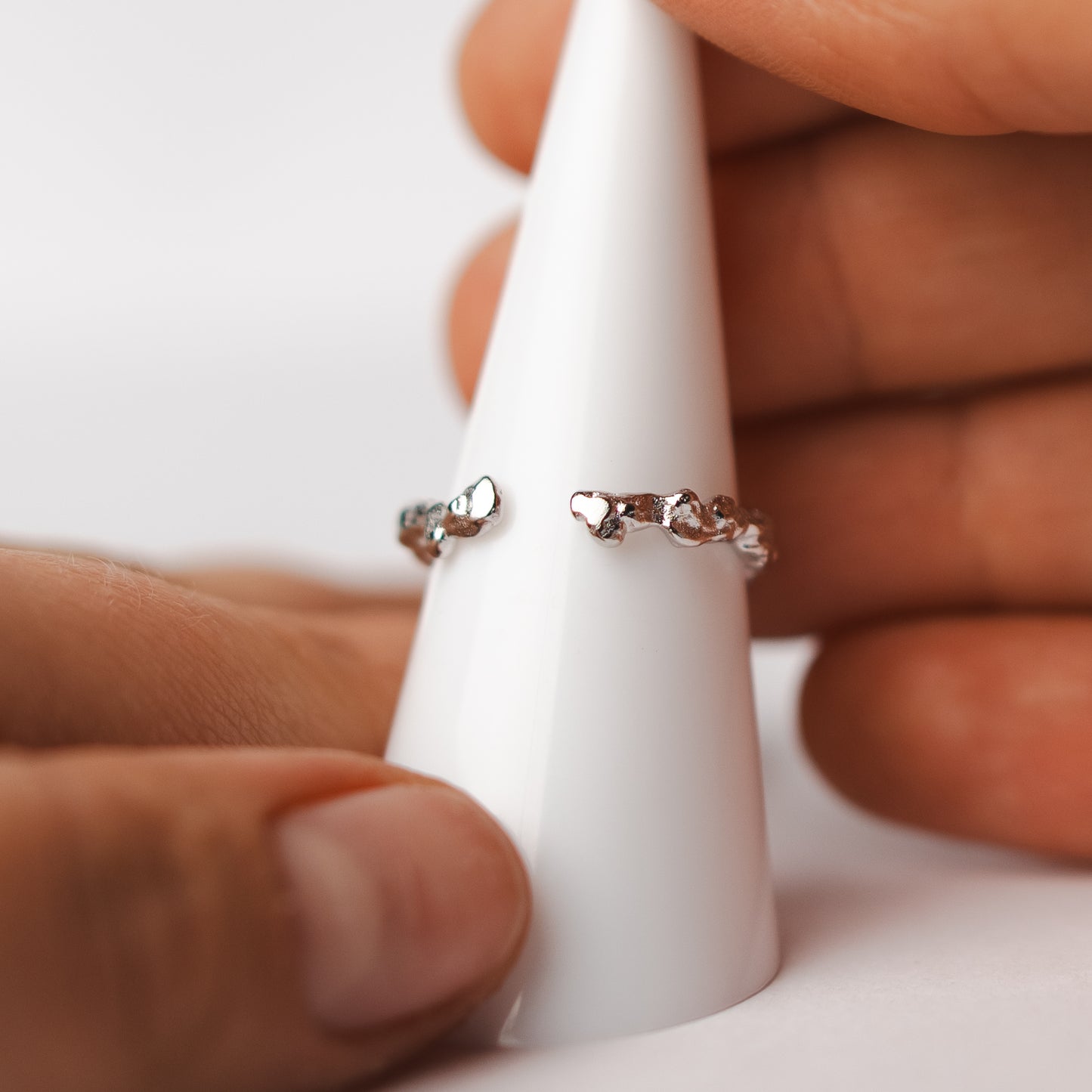 Anillo ajustable martillado circón azul
