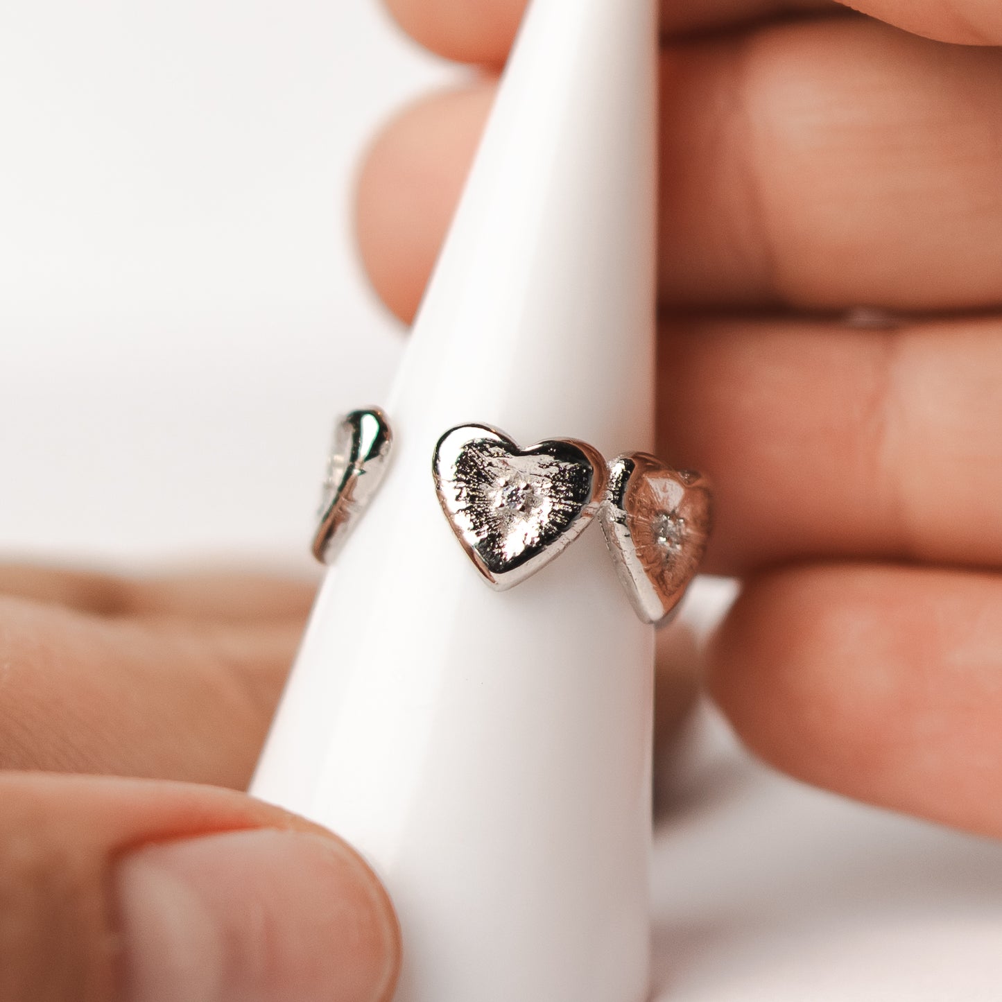 Anillo ajustable corazones circones