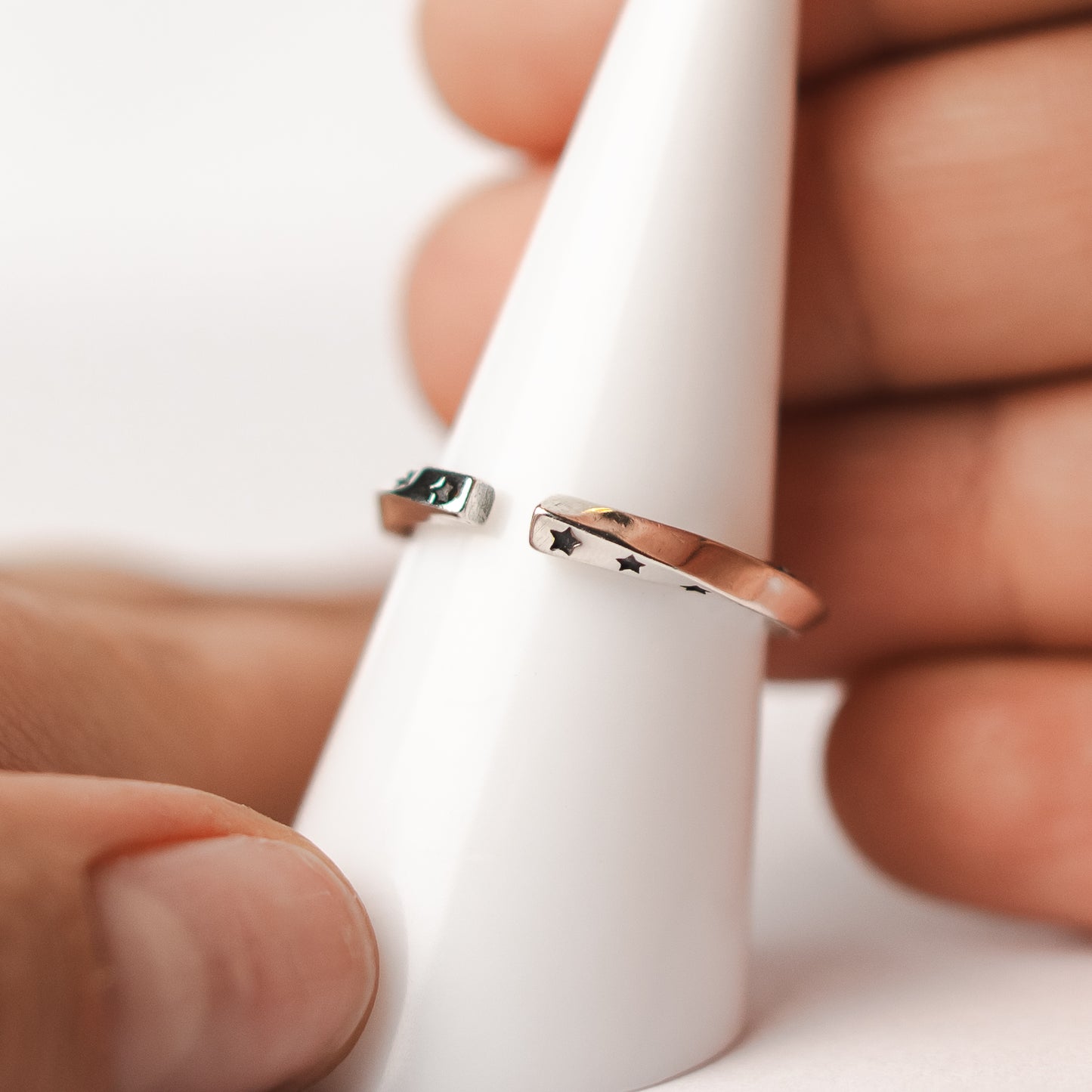 Anillo ajustable estrellas negras
