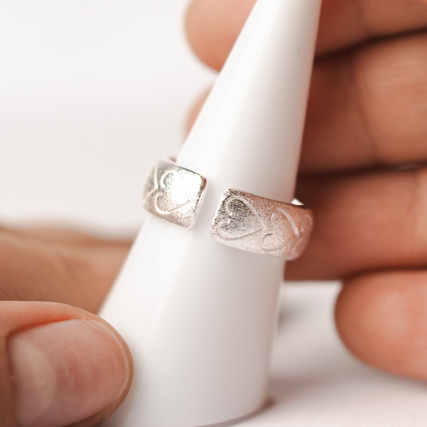 Anillo ajustable corazones satinados