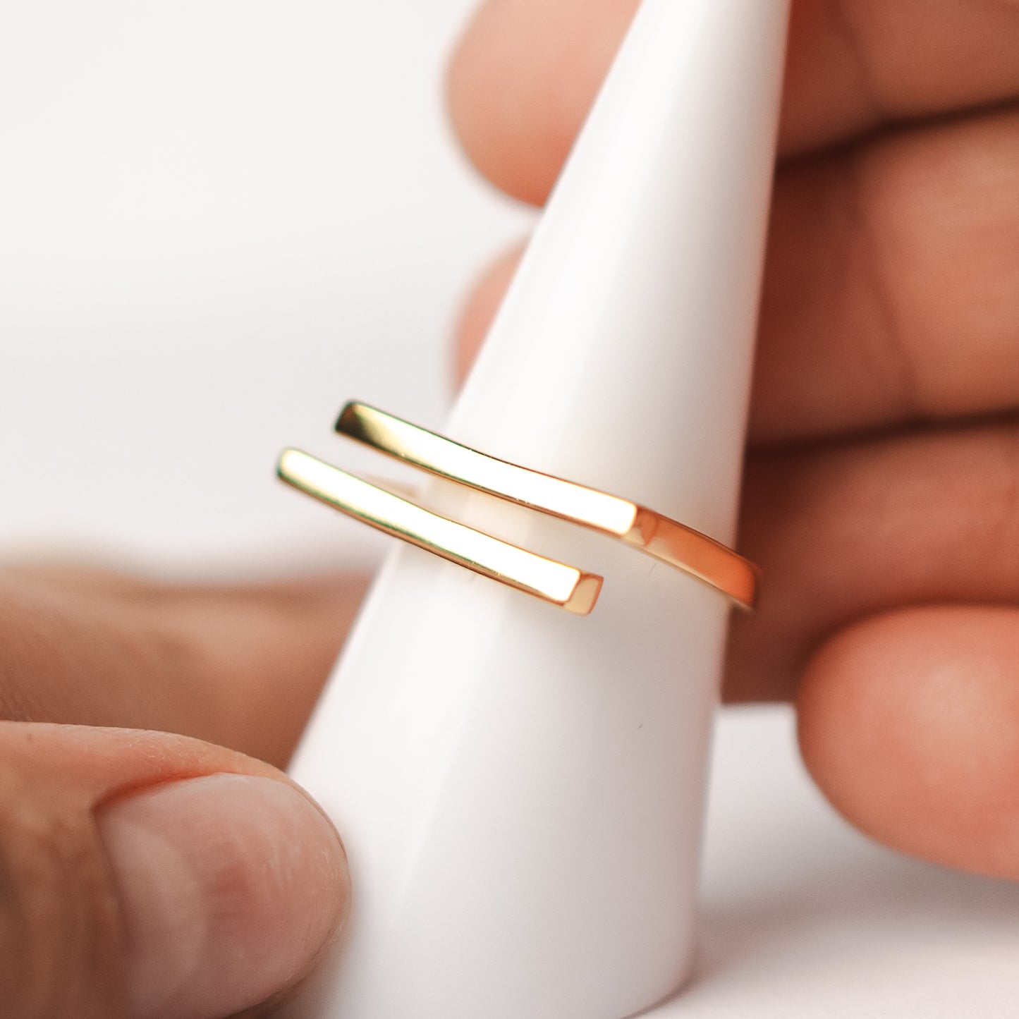 Anillo ajustable dos lineas bañado en oro