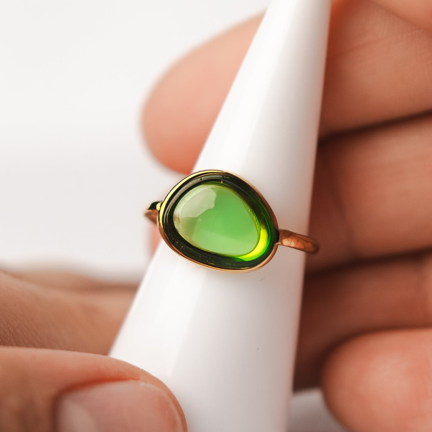 Anillo ajustable cristal verde bañado en oro