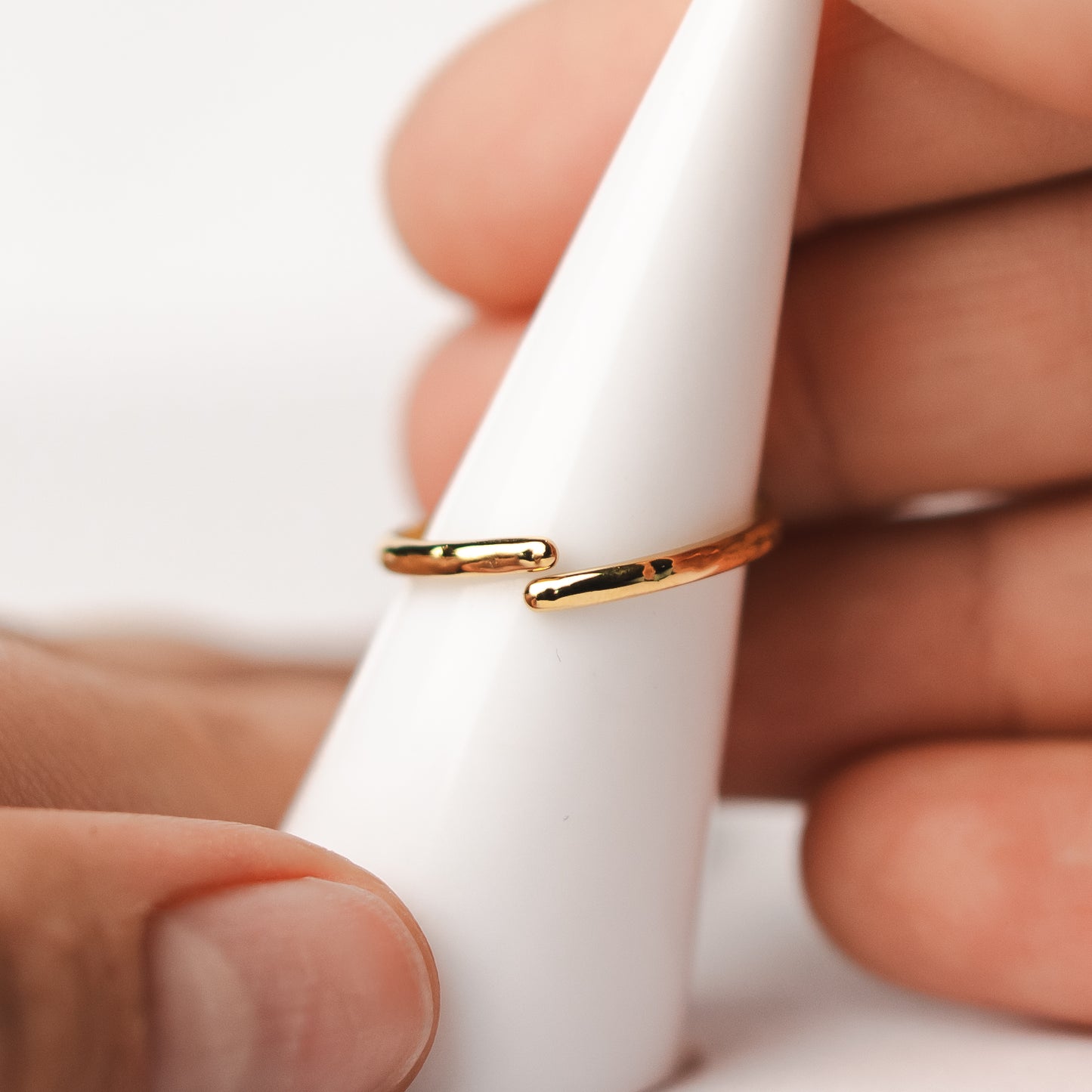Anillo ajustable cristal verde bañado en oro