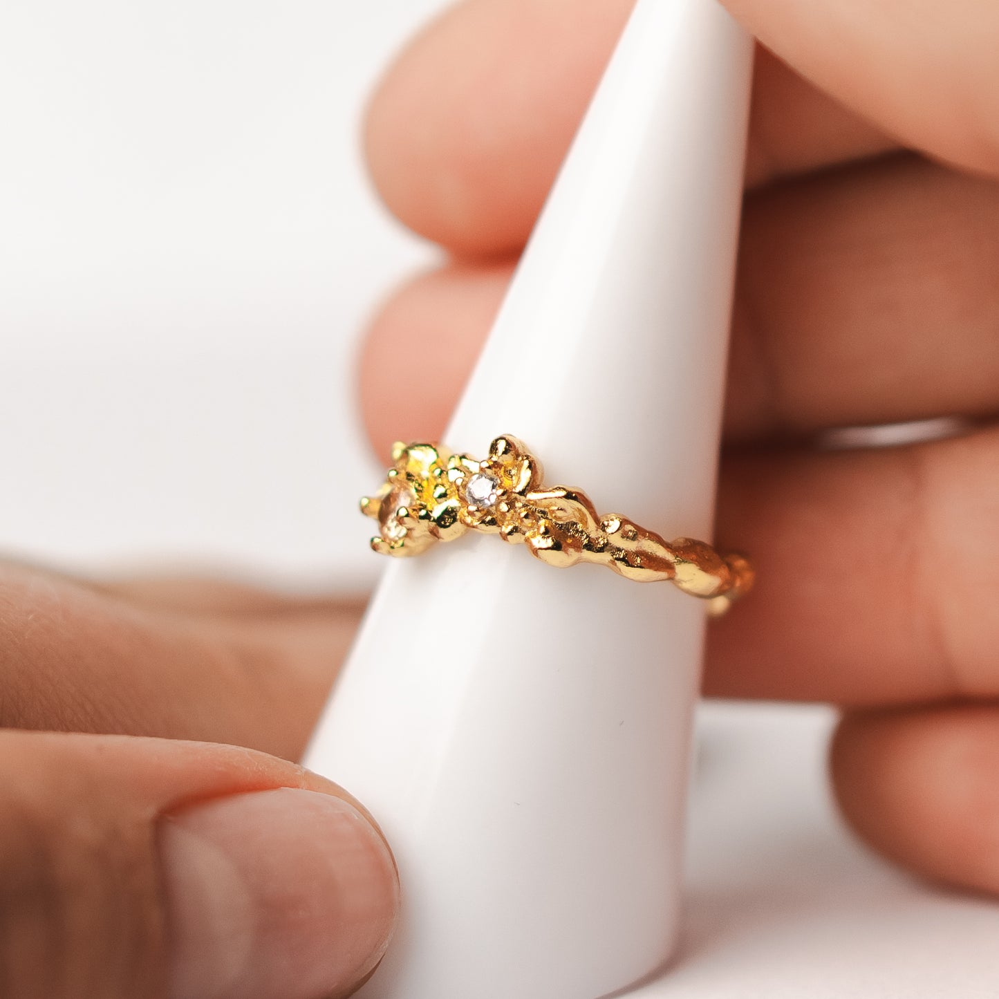 Anillo ajustable martillado circón champaña bañado en oro
