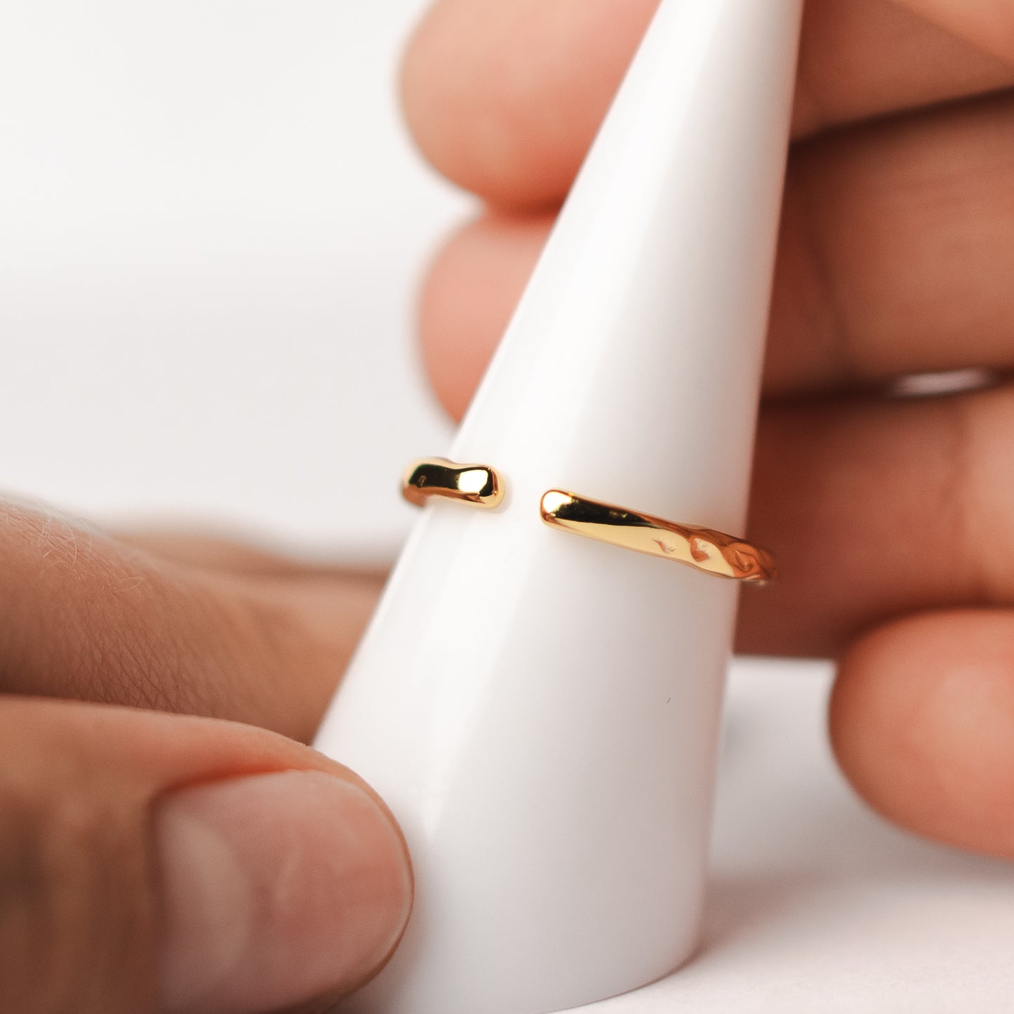 Anillo ajustable circón azul bañado en oro