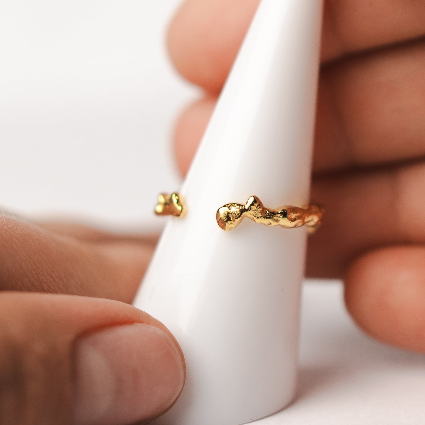Anillo ajustable martillado circón champaña bañado en oro