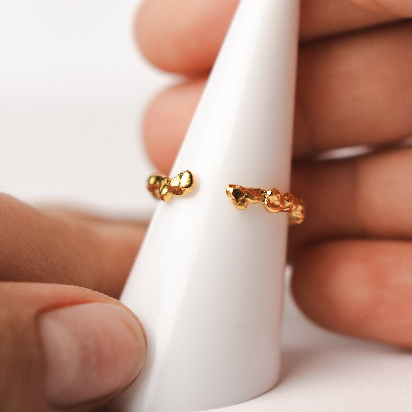 Anillo ajustable martillado circón azul bañado en oro