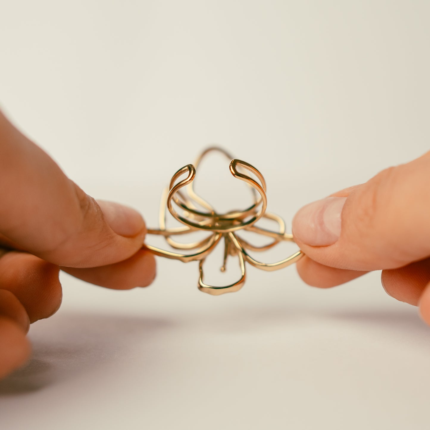 Anillo ajustable flor bañado en oro