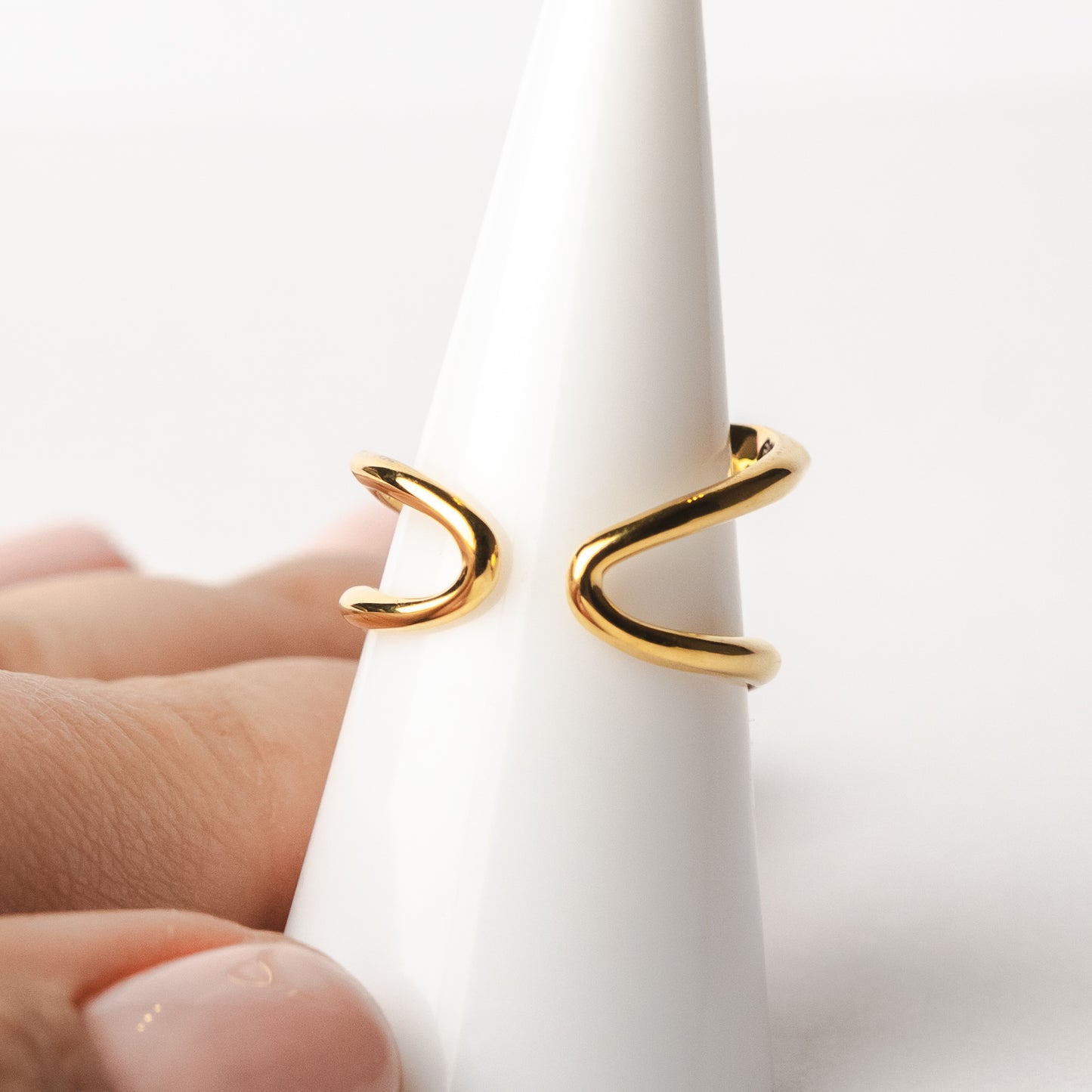 Anillo ajustable doble con perla bañado en oro