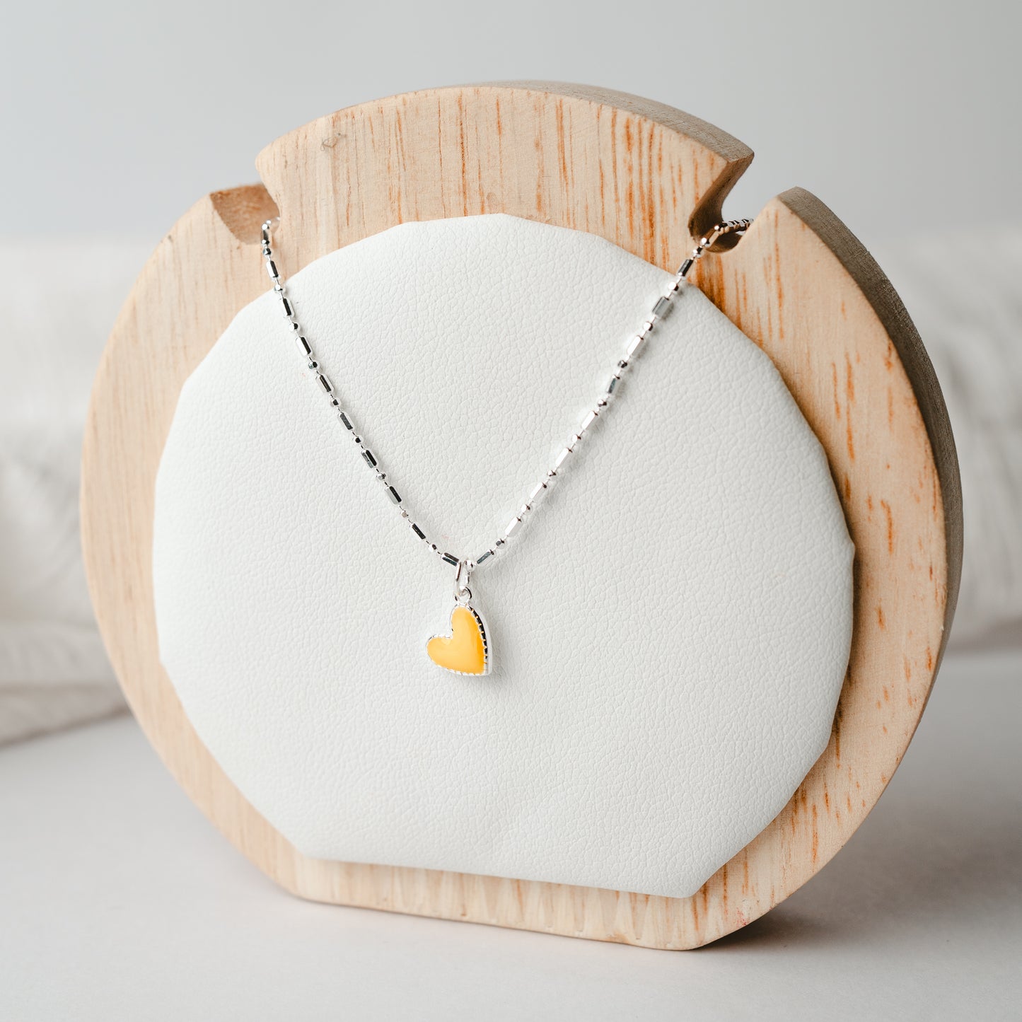 Collar corazón amarillo