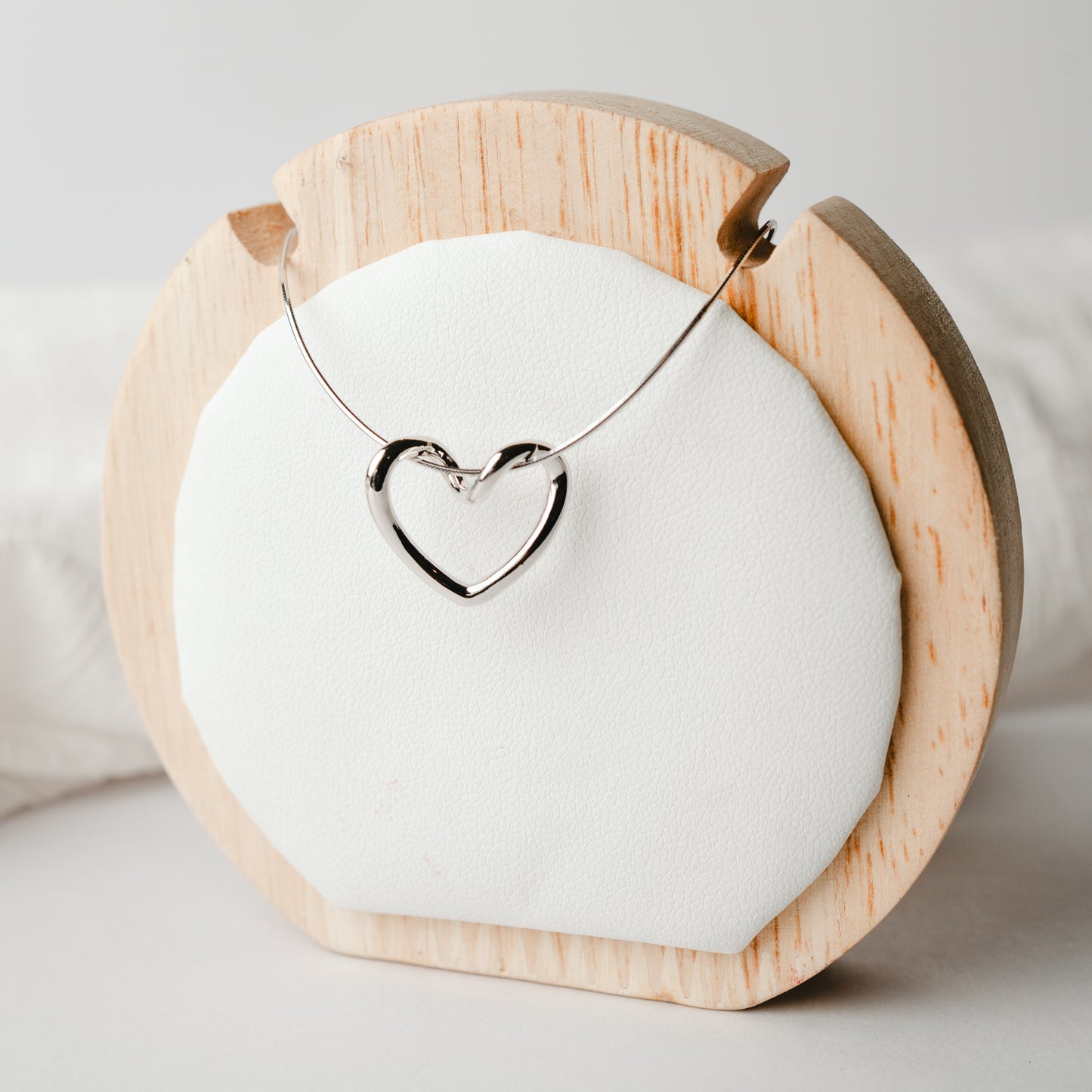 Collar corazón abierto