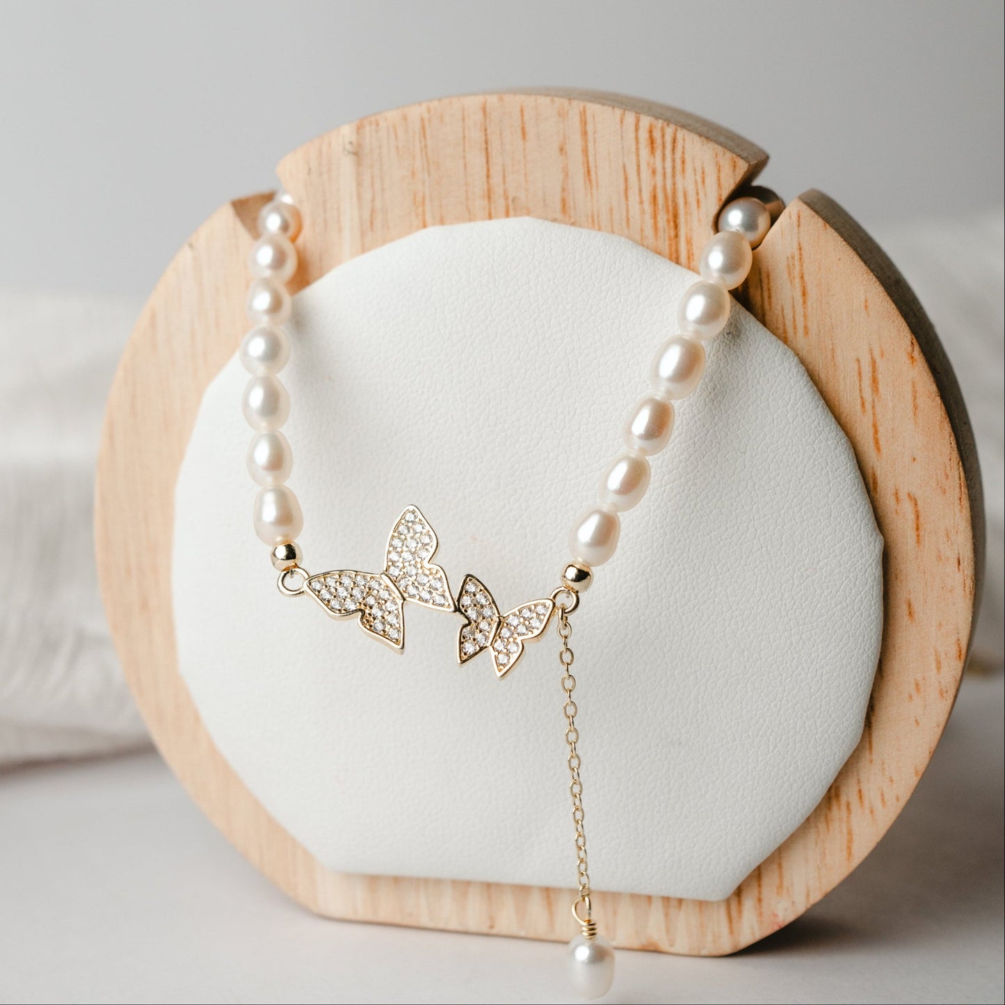 Collar de perlas mariposas y circones bañado en oro