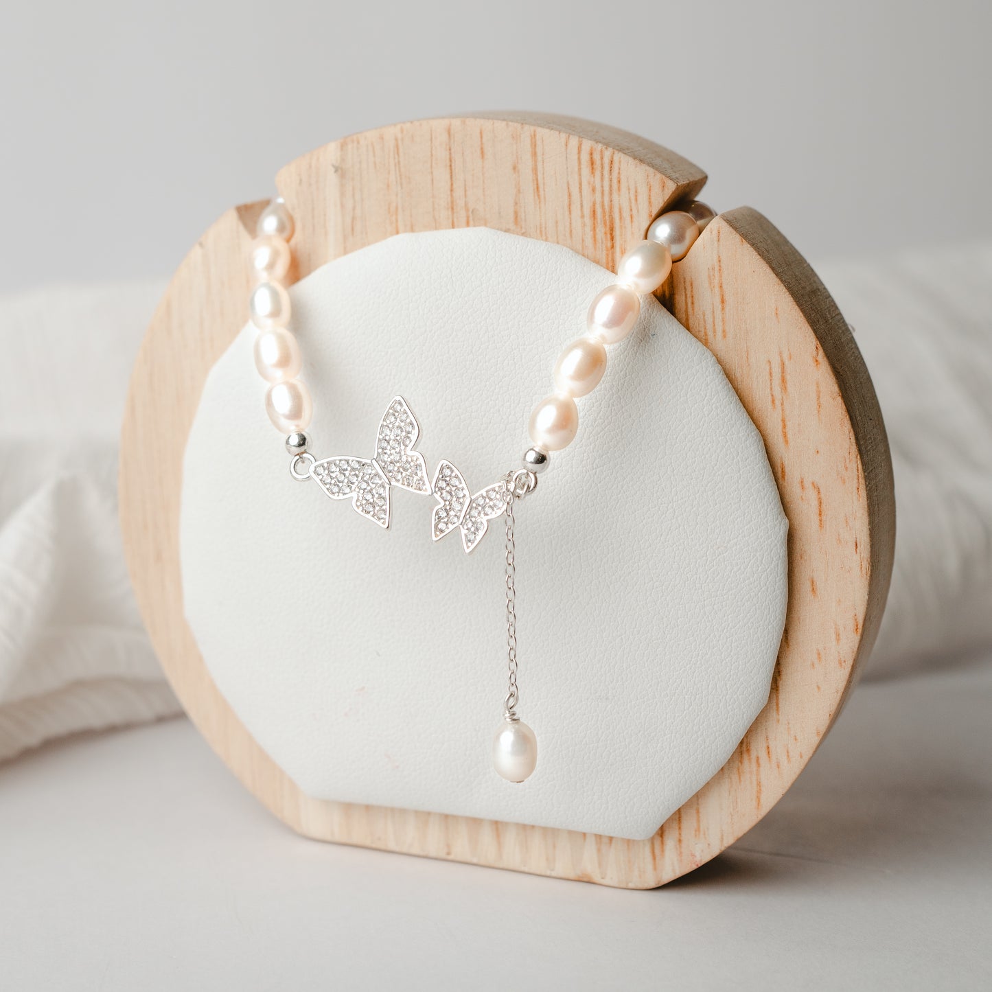 Collar de perlas mariposas y circones