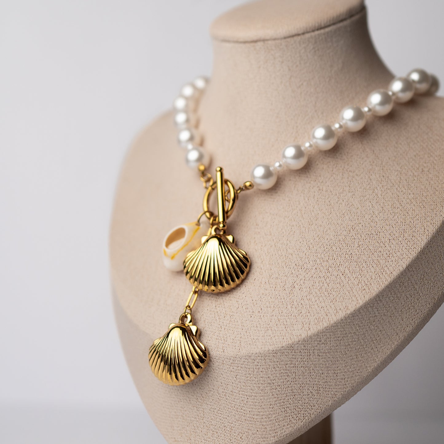 Collar conchita y perlas bañado en oro