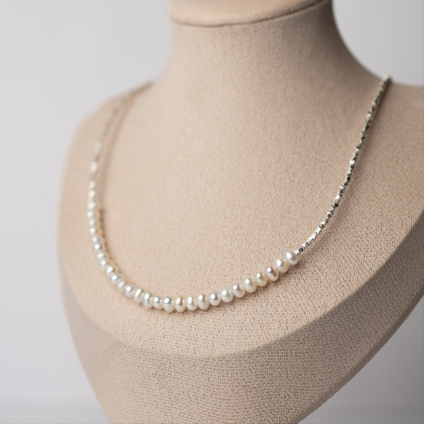 Collar de perlas y mostacillas