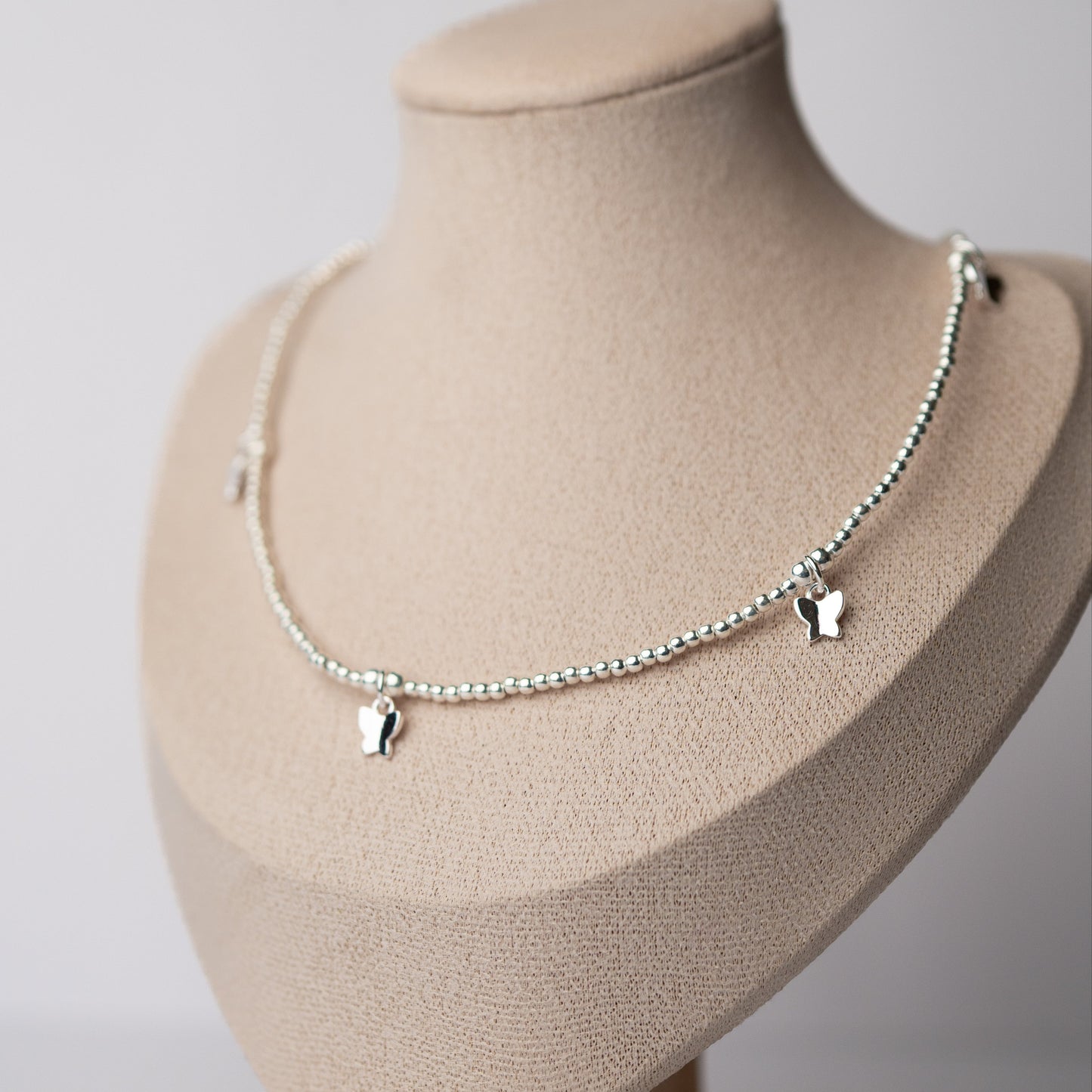 Collar chocker de mostacillas y mariposas