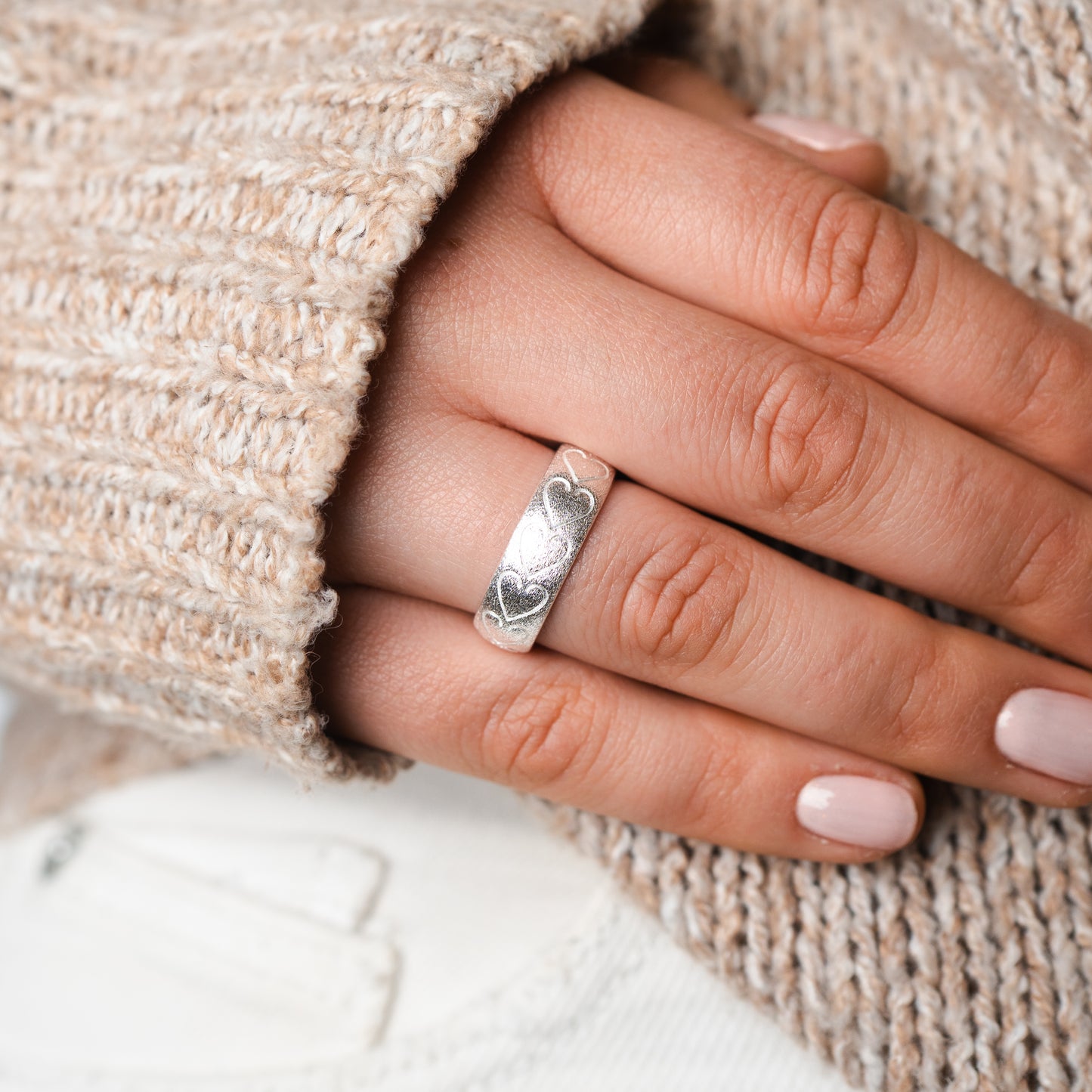Anillo ajustable corazones satinados