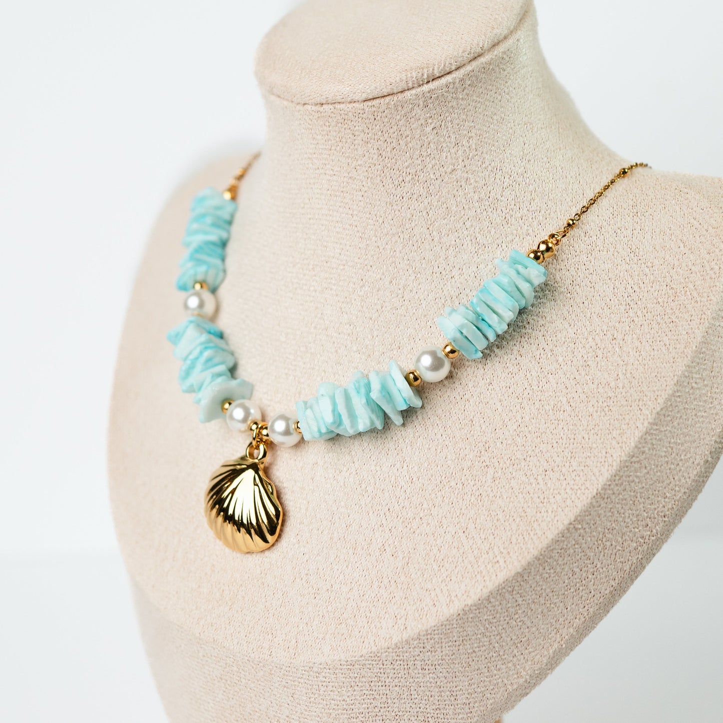 Collar conchita y mostacillas