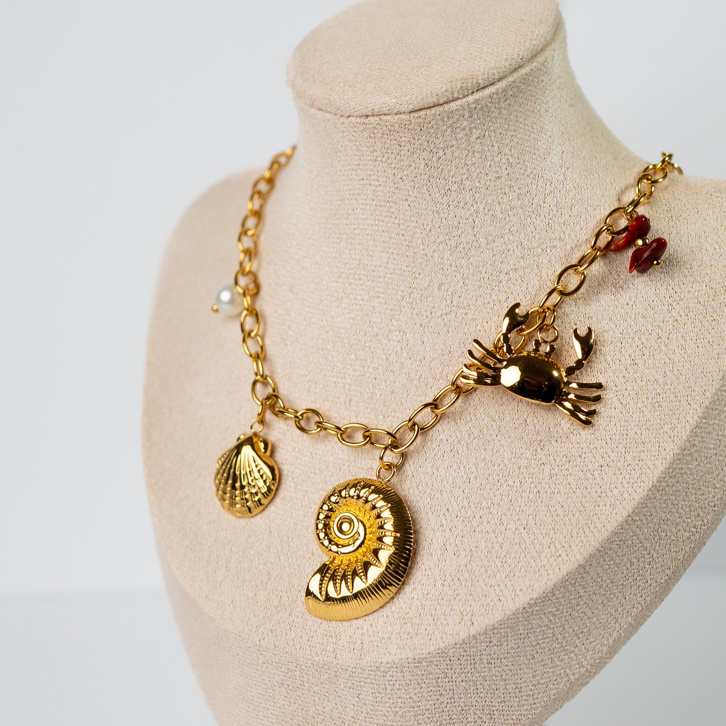Collar de conchitas y cangrejo bañado en oro