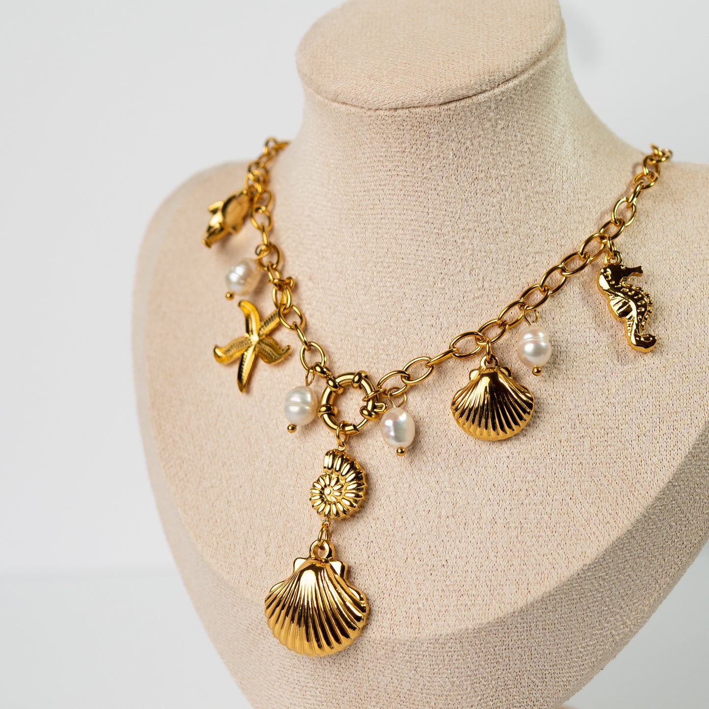 Collar timón conchita y chiches bañado en oro