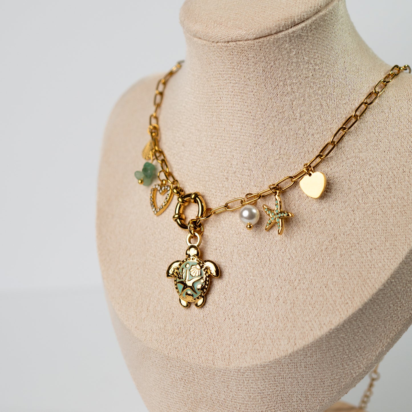 Collar timón tortuga y chiches bañado en oro