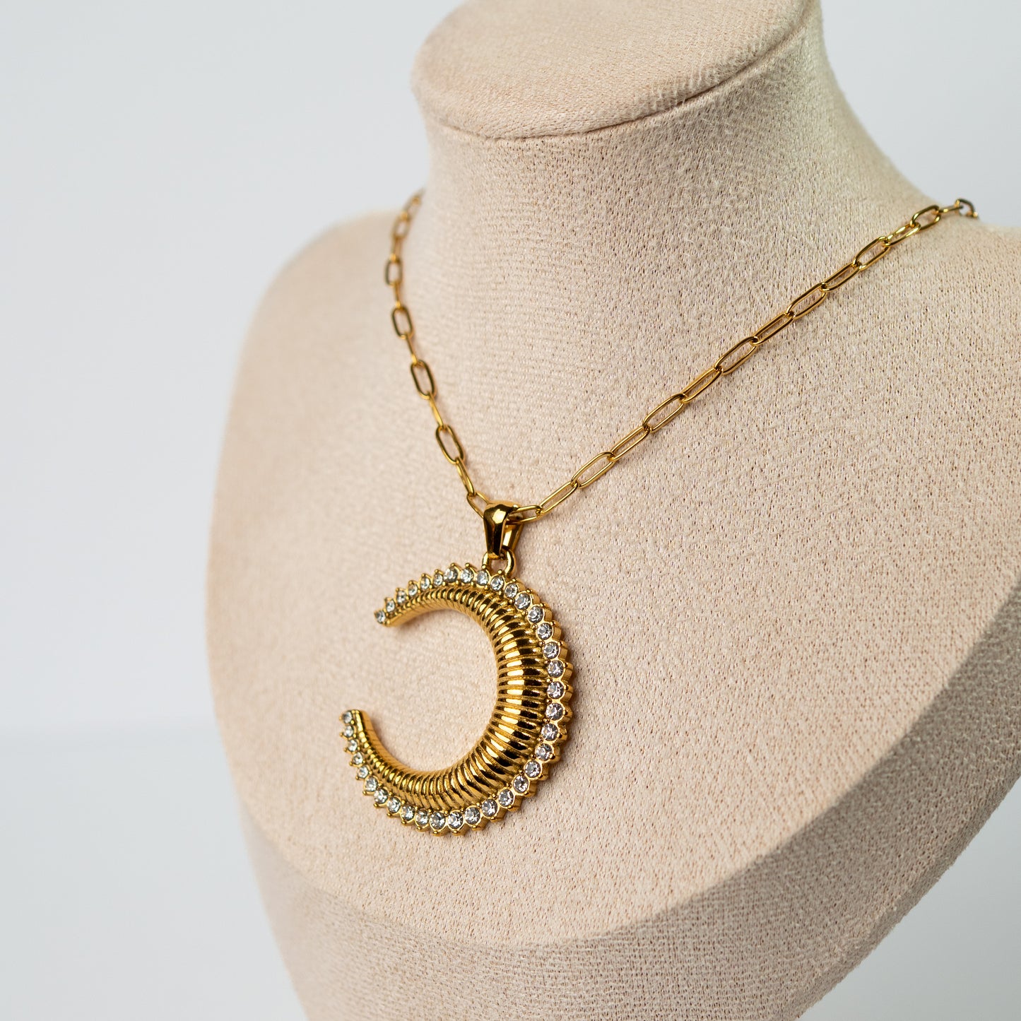 Collar media luna circones