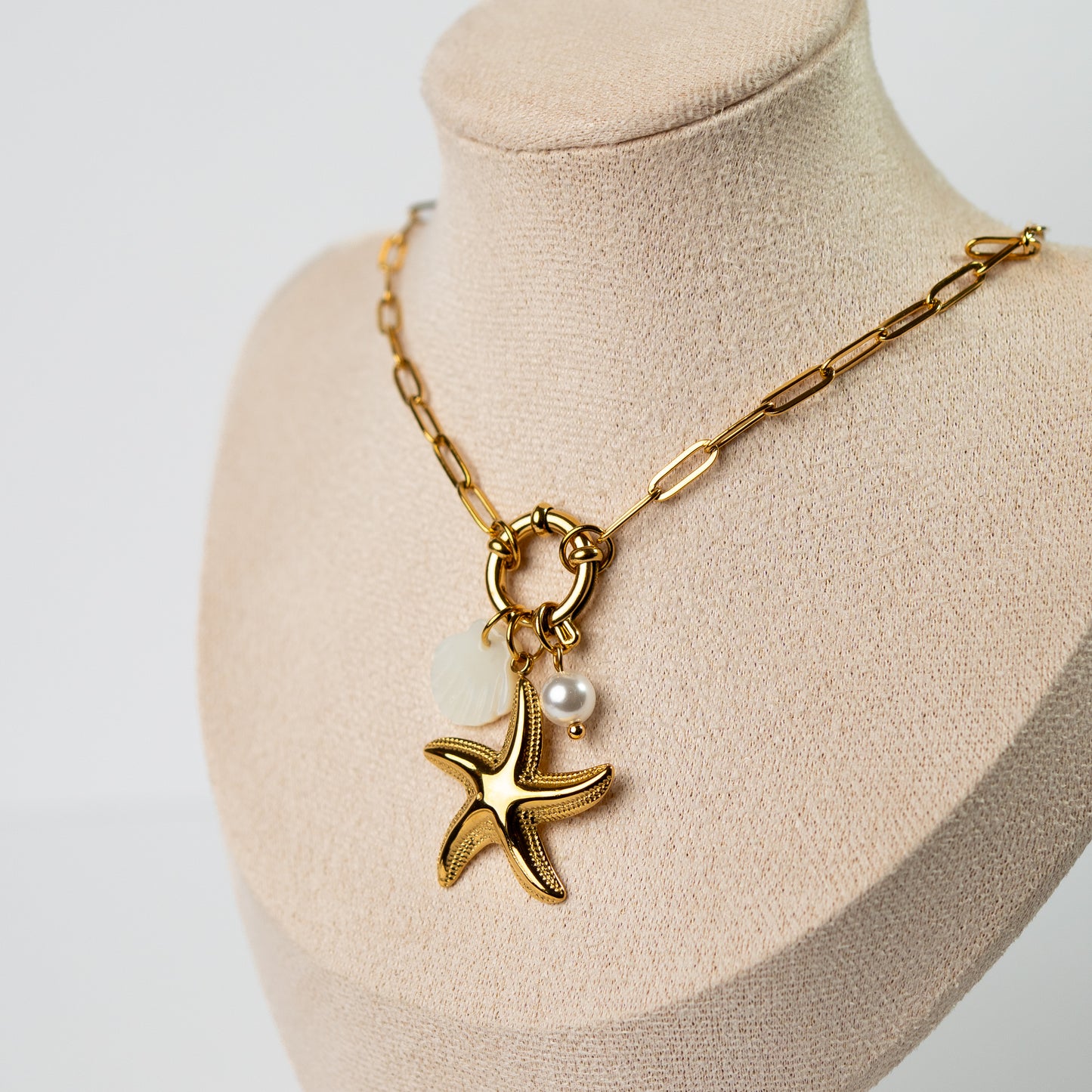 Collar timón estrella de mar bañado en oro
