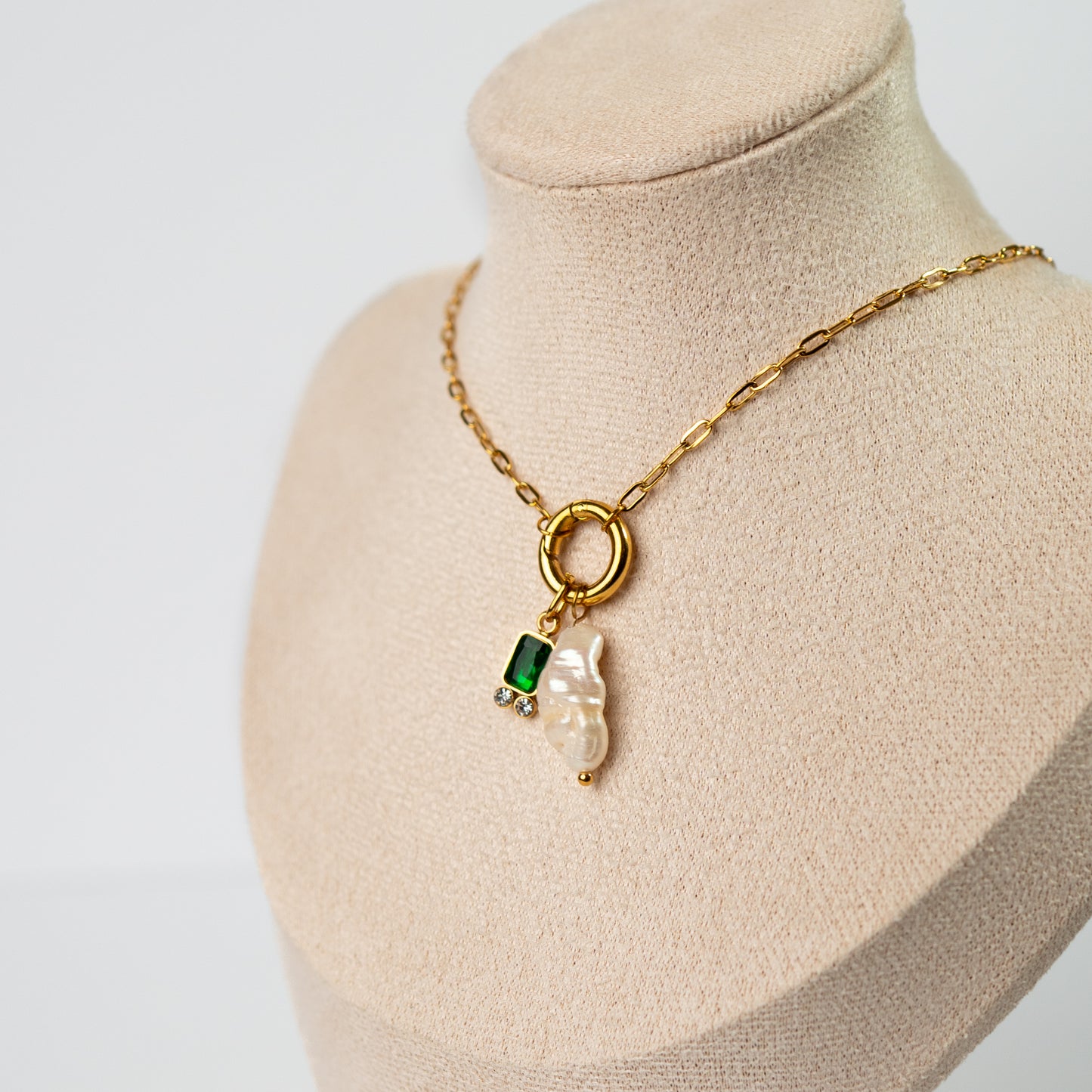 Collar de timón y conchita circón verde bañado en oro