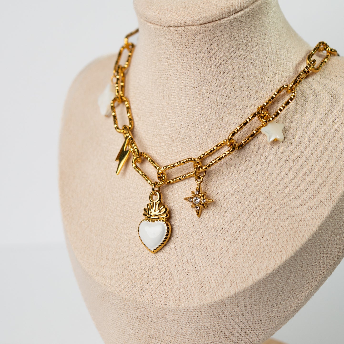 Collar eslabones con chiches diseño bañado en oro