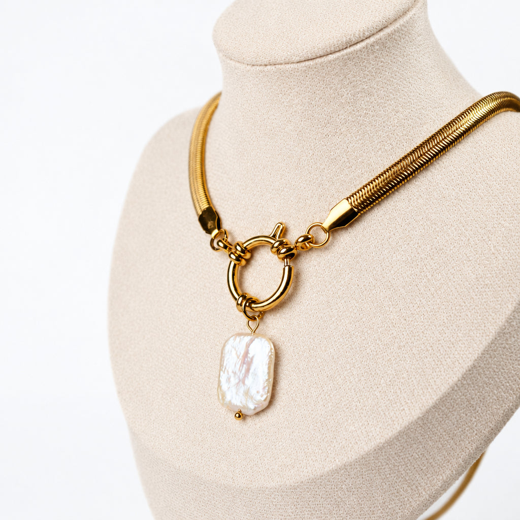 Collar de timón y conchita bañado en oro