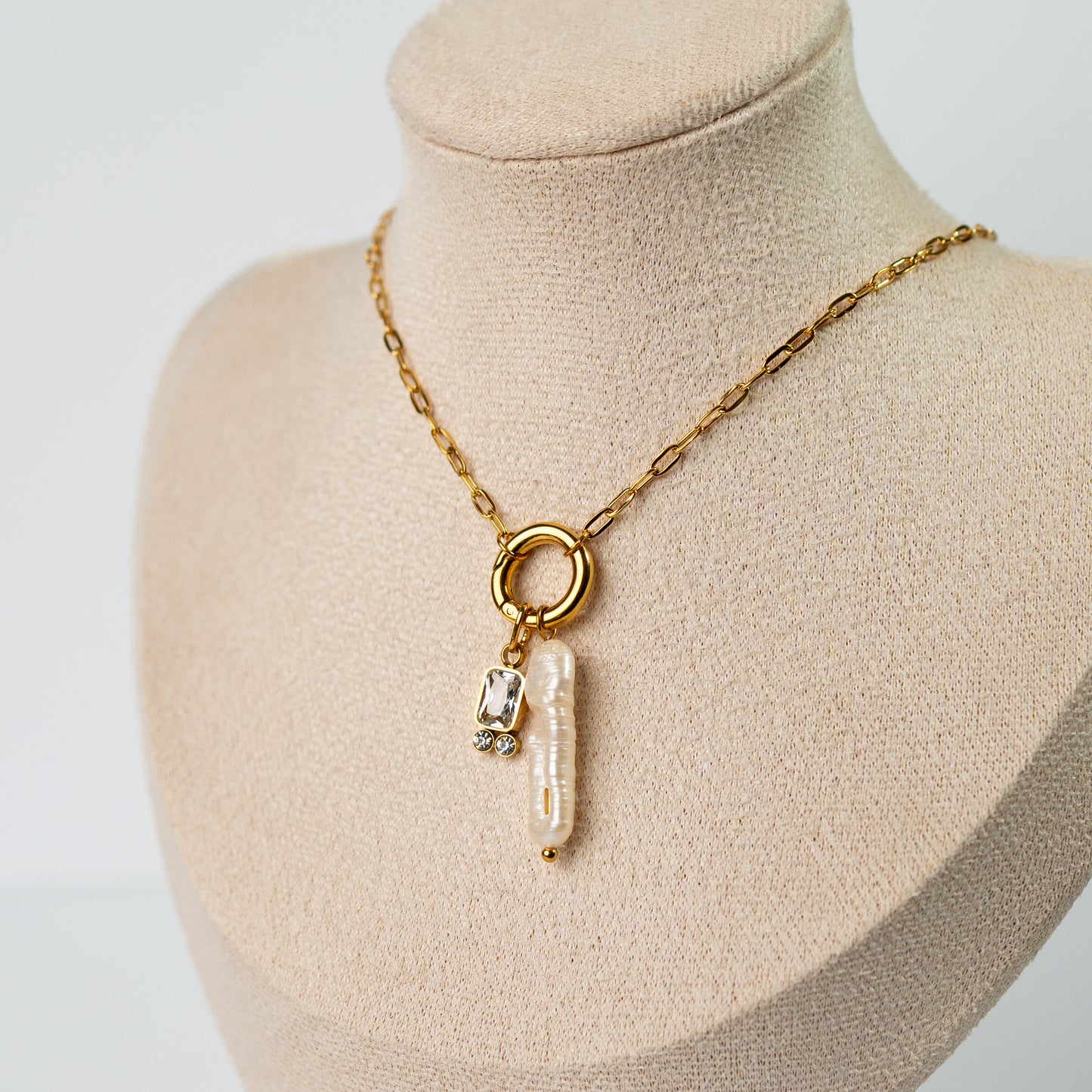 Collar de timón y conchita circón bañado en oro