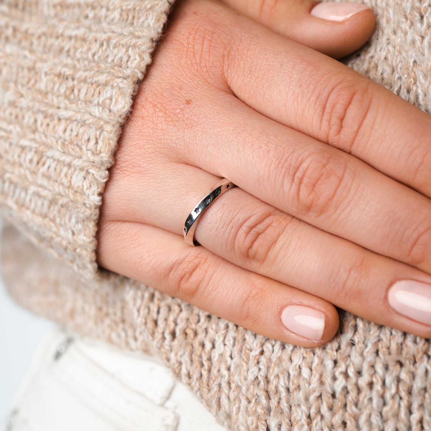 Anillo ajustable estrellas negras