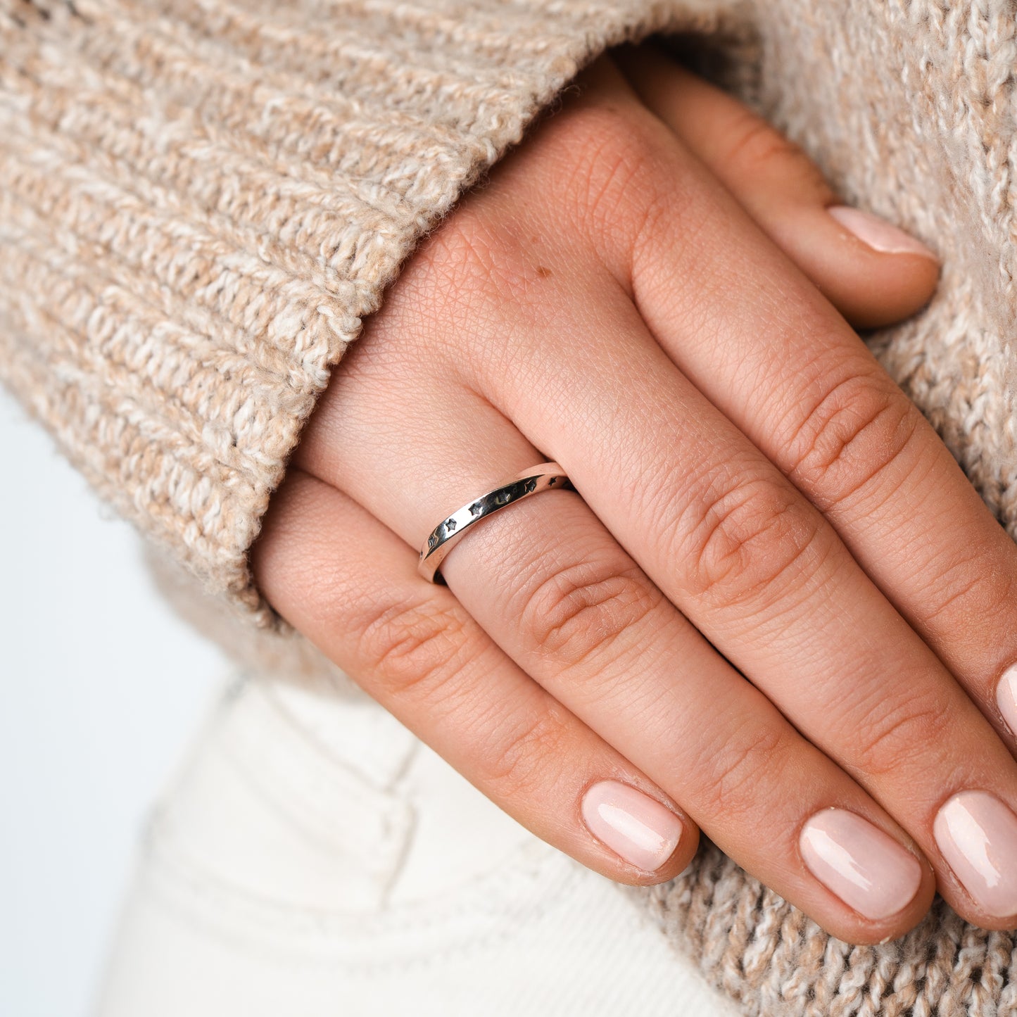 Anillo ajustable estrellas negras