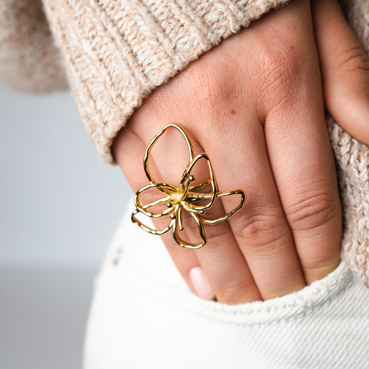 Anillo ajustable flor bañado en oro