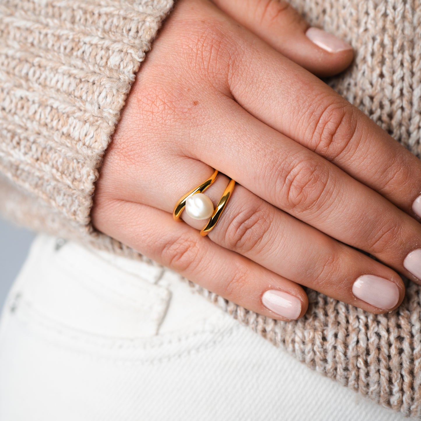 Anillo ajustable doble con perla bañado en oro