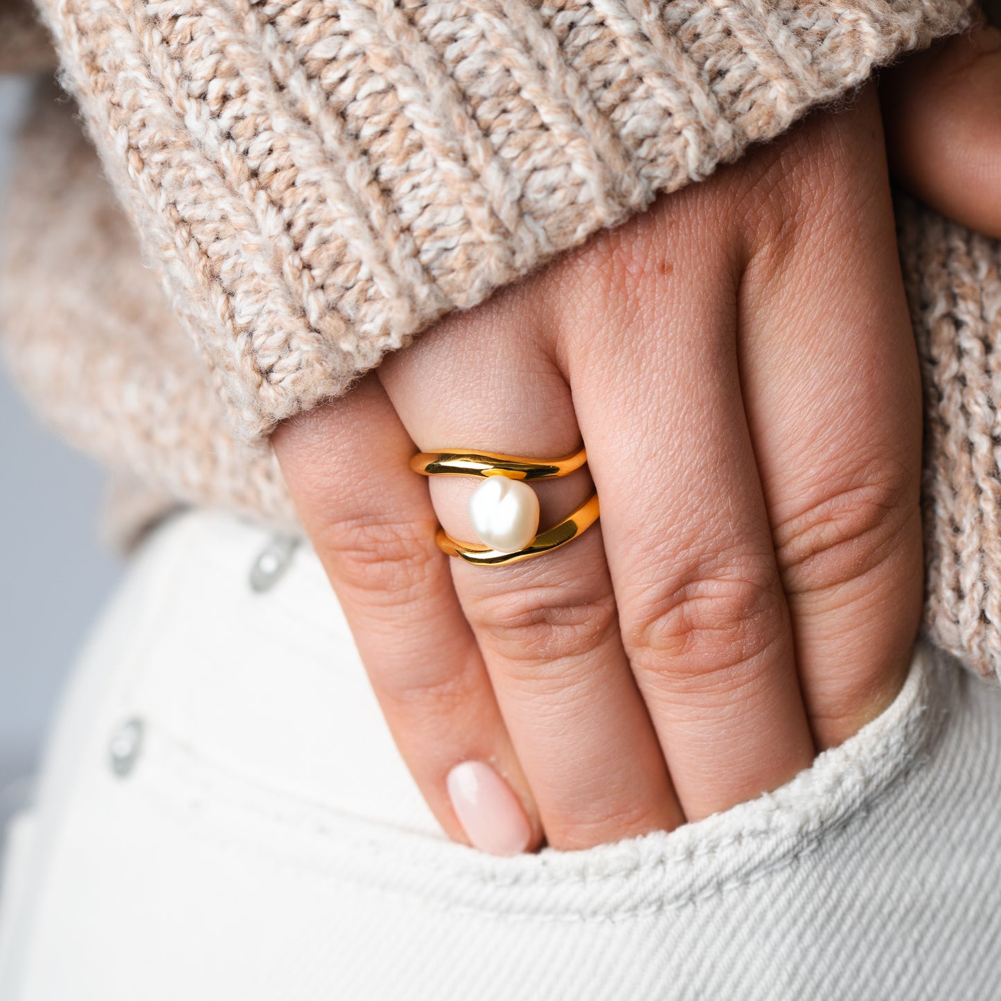 Anillo ajustable doble con perla bañado en oro