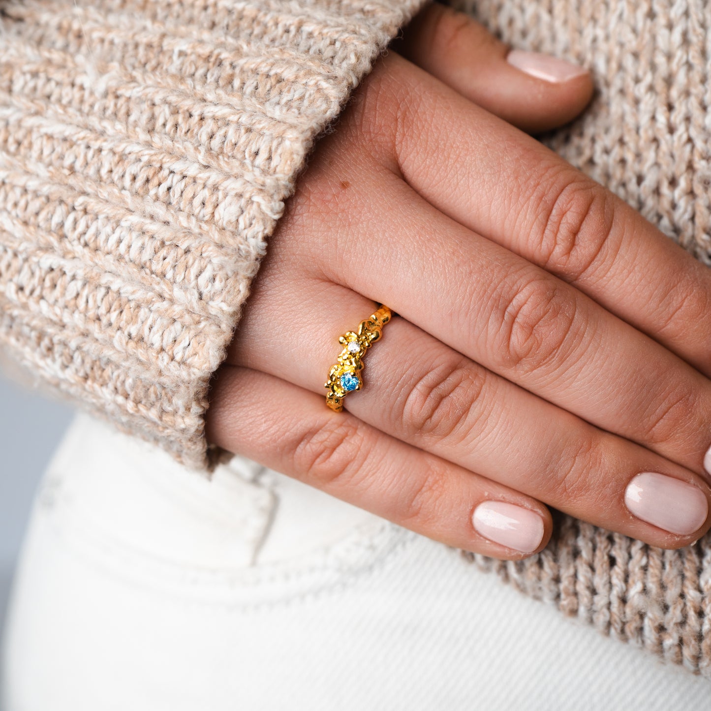 Anillo ajustable martillado circón azul bañado en oro