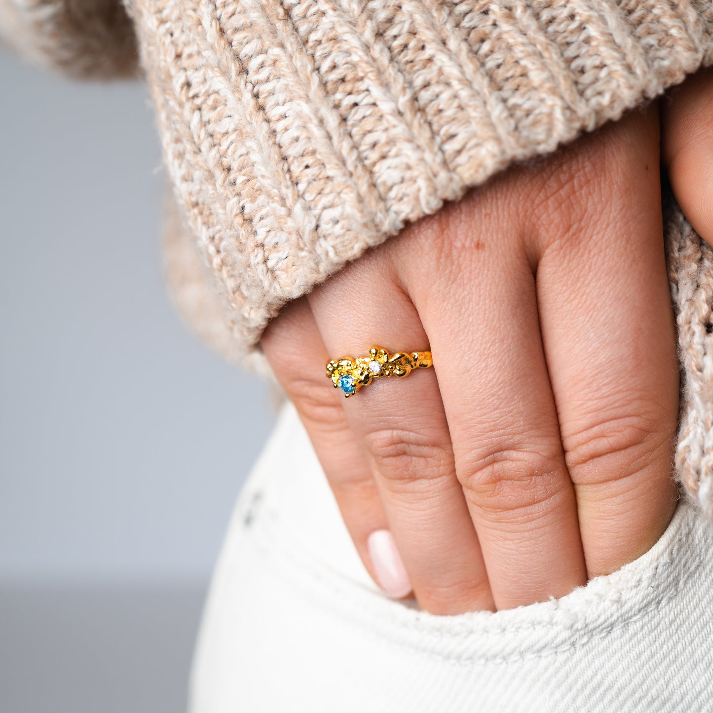Anillo ajustable martillado circón azul bañado en oro