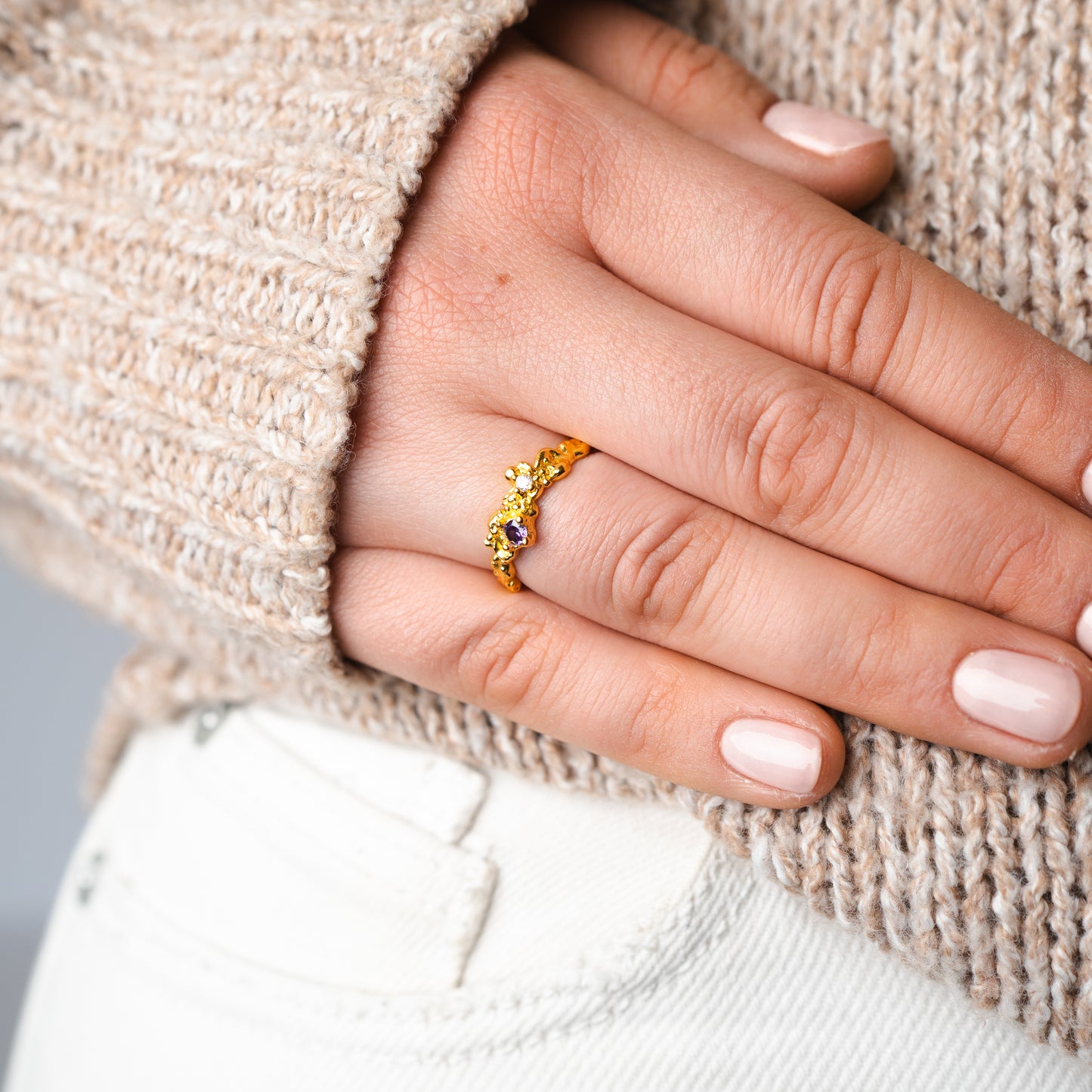 Anillo ajustable martillado circón morado bañado en oro