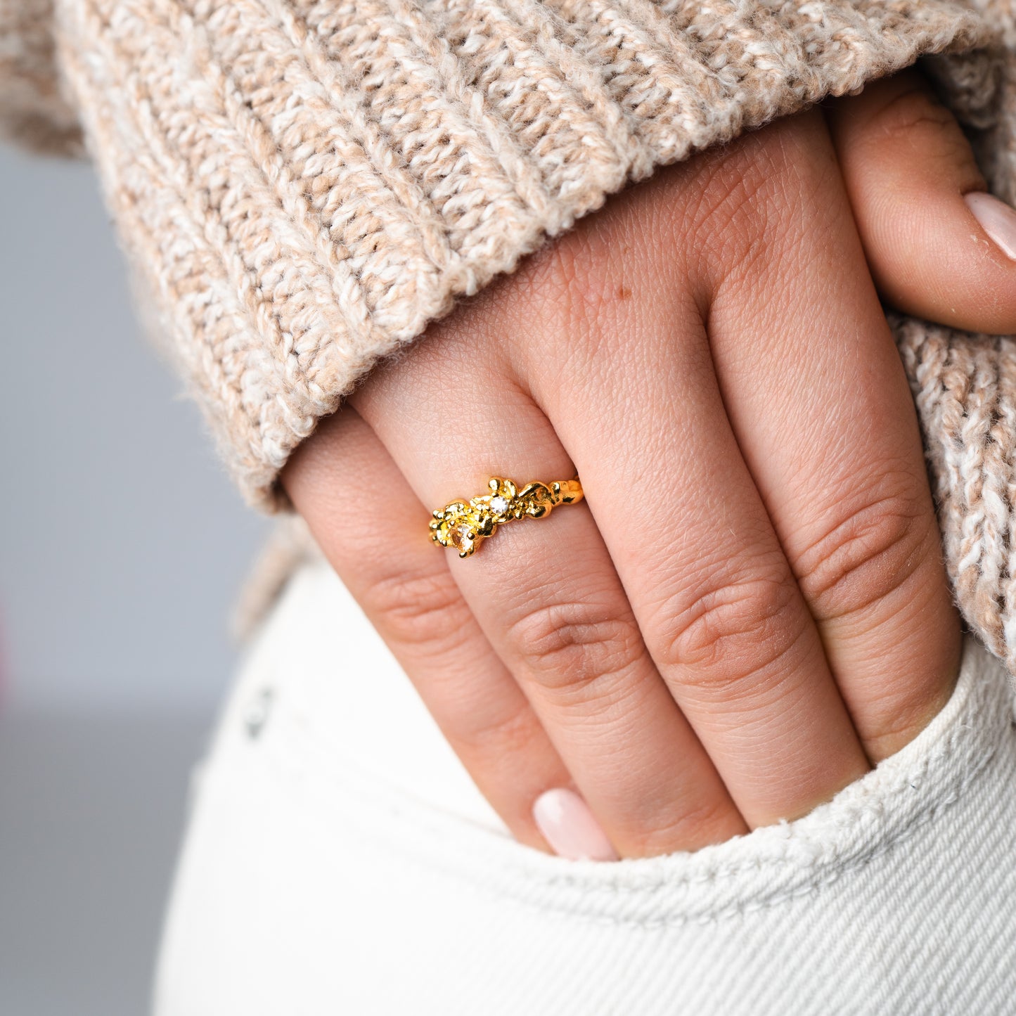 Anillo ajustable martillado circón champaña bañado en oro