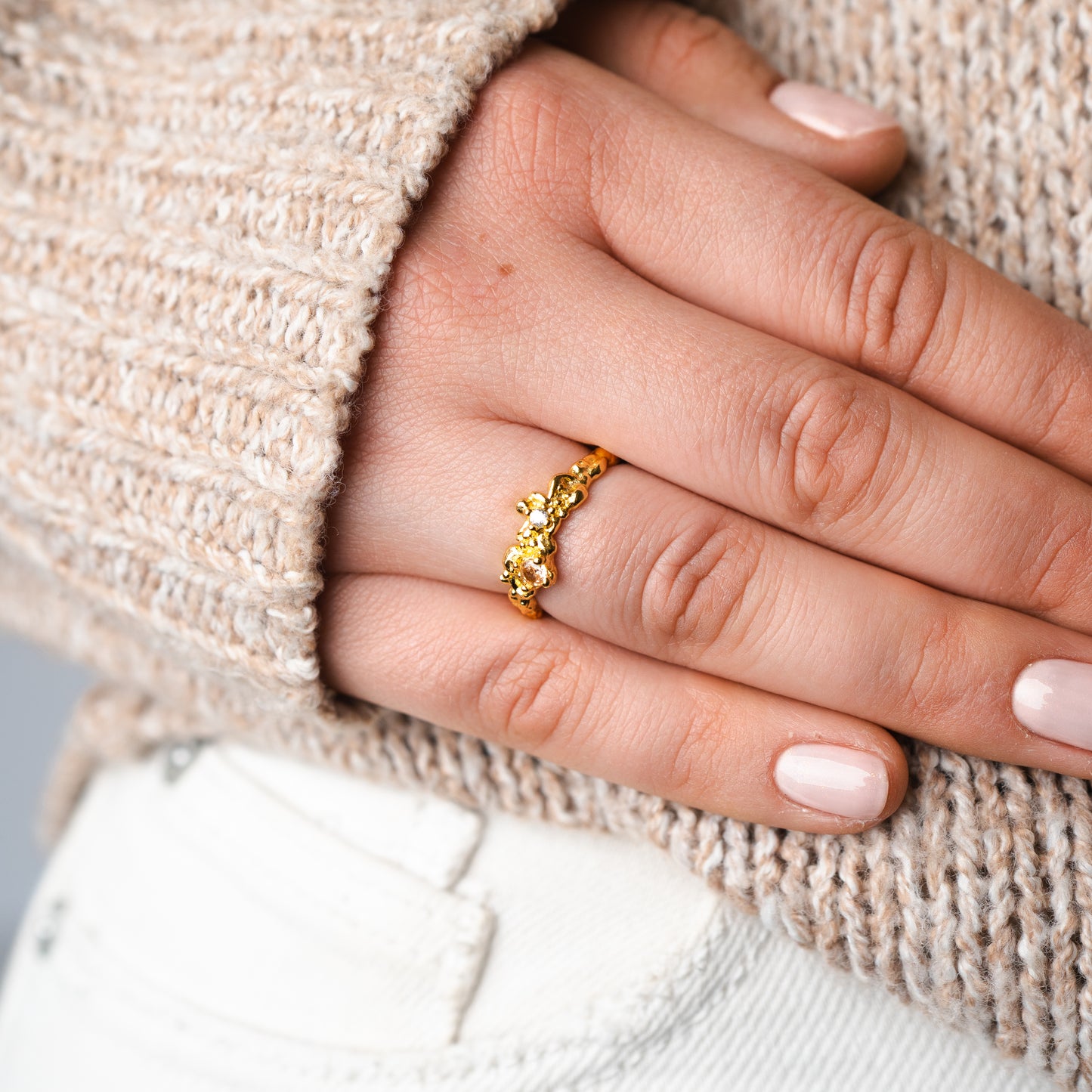 Anillo ajustable martillado circón champaña bañado en oro