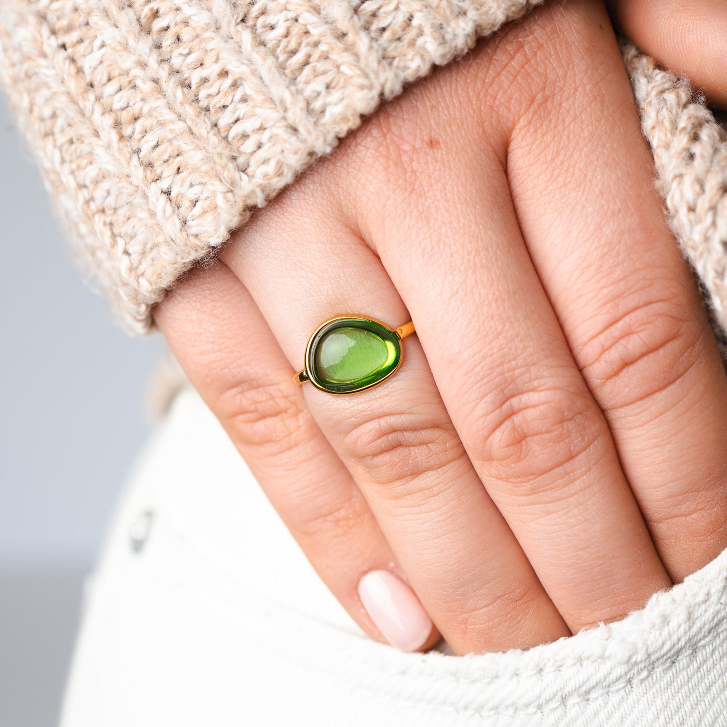 Anillo ajustable cristal verde bañado en oro