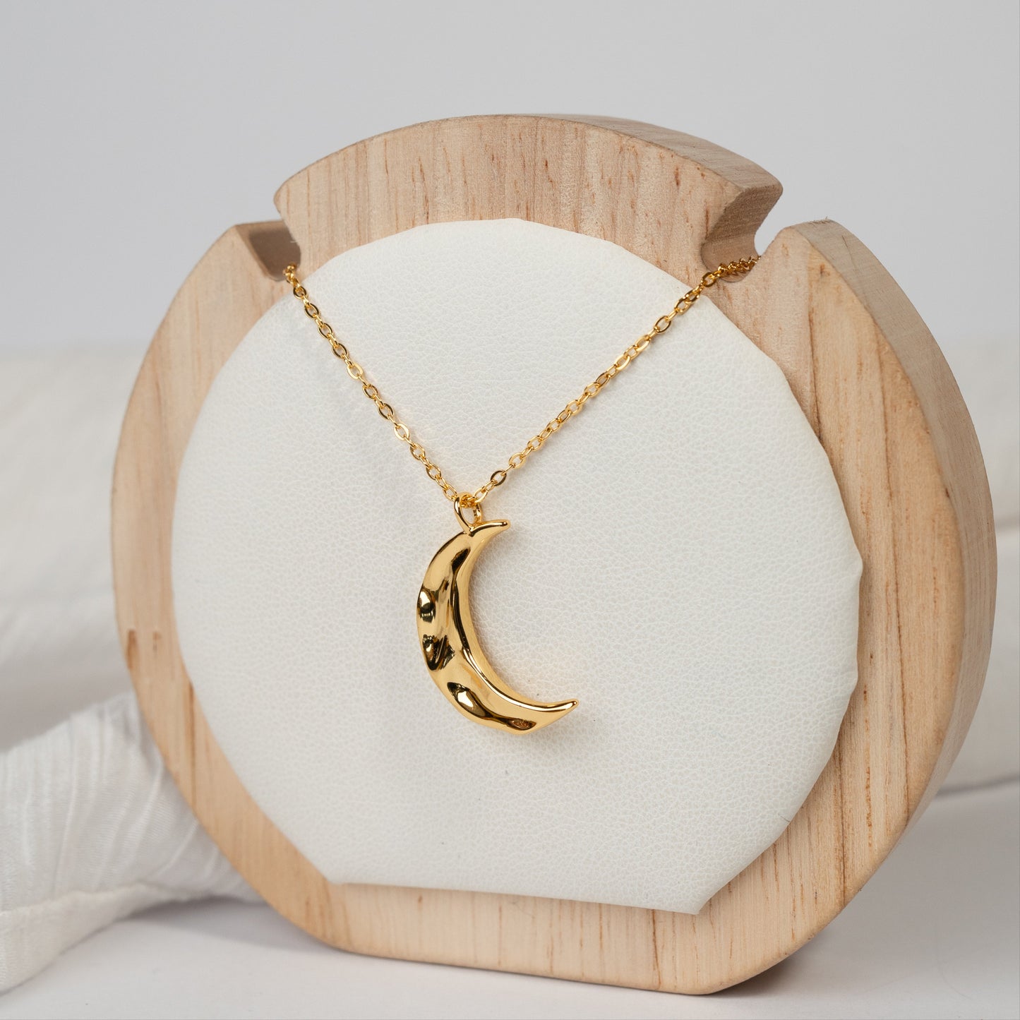 Collar media luna martillada bañado en oro