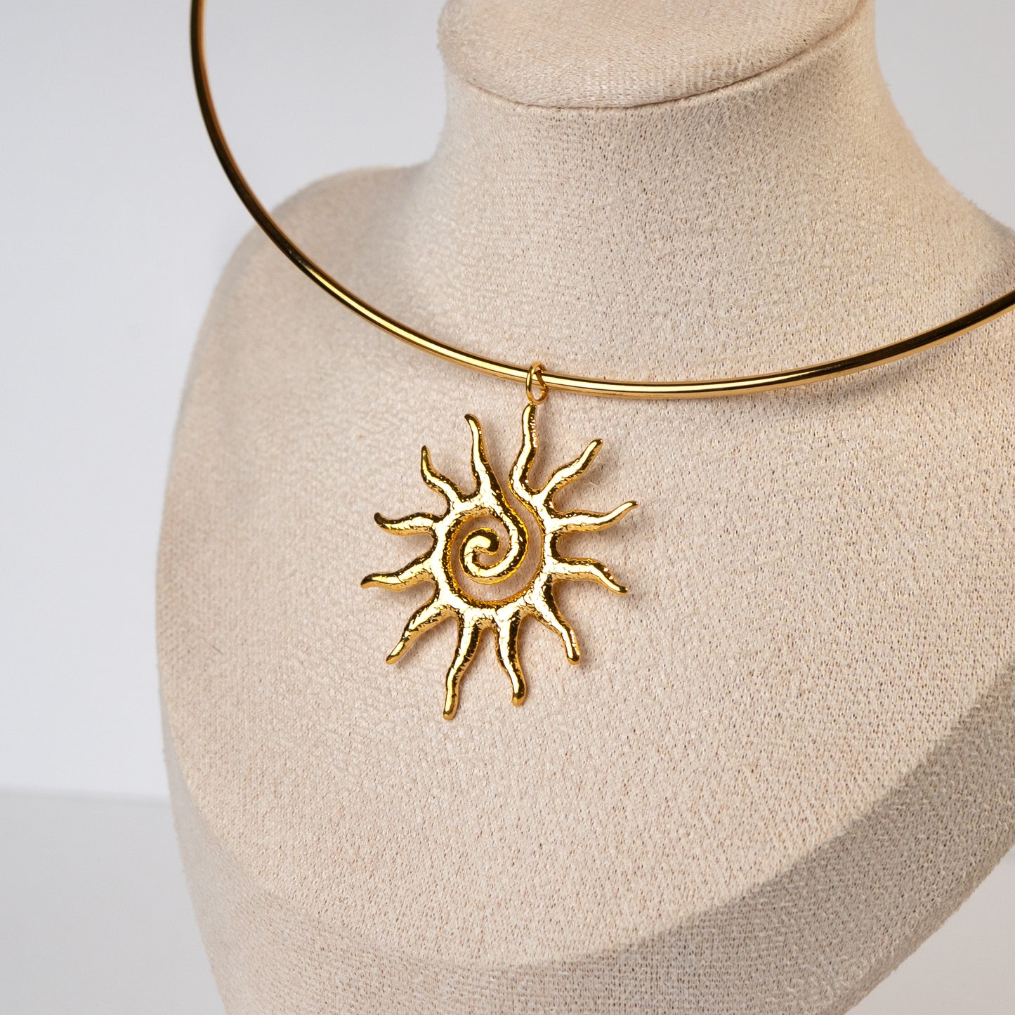 Collar de sol bañado en oro