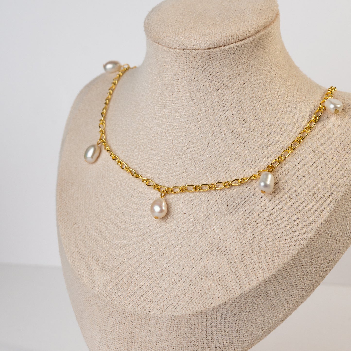 Collar de perlas con baño en oro