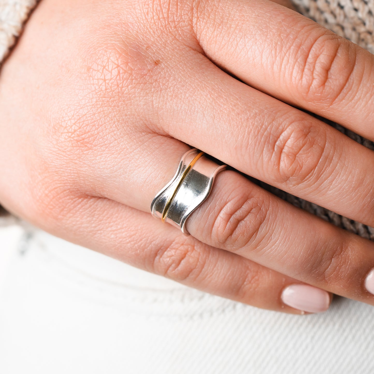 Anillo ajustable diseño linea dorada