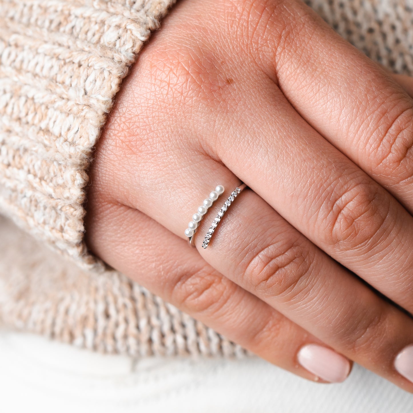Anillo ajustable cruzado perlas y circones
