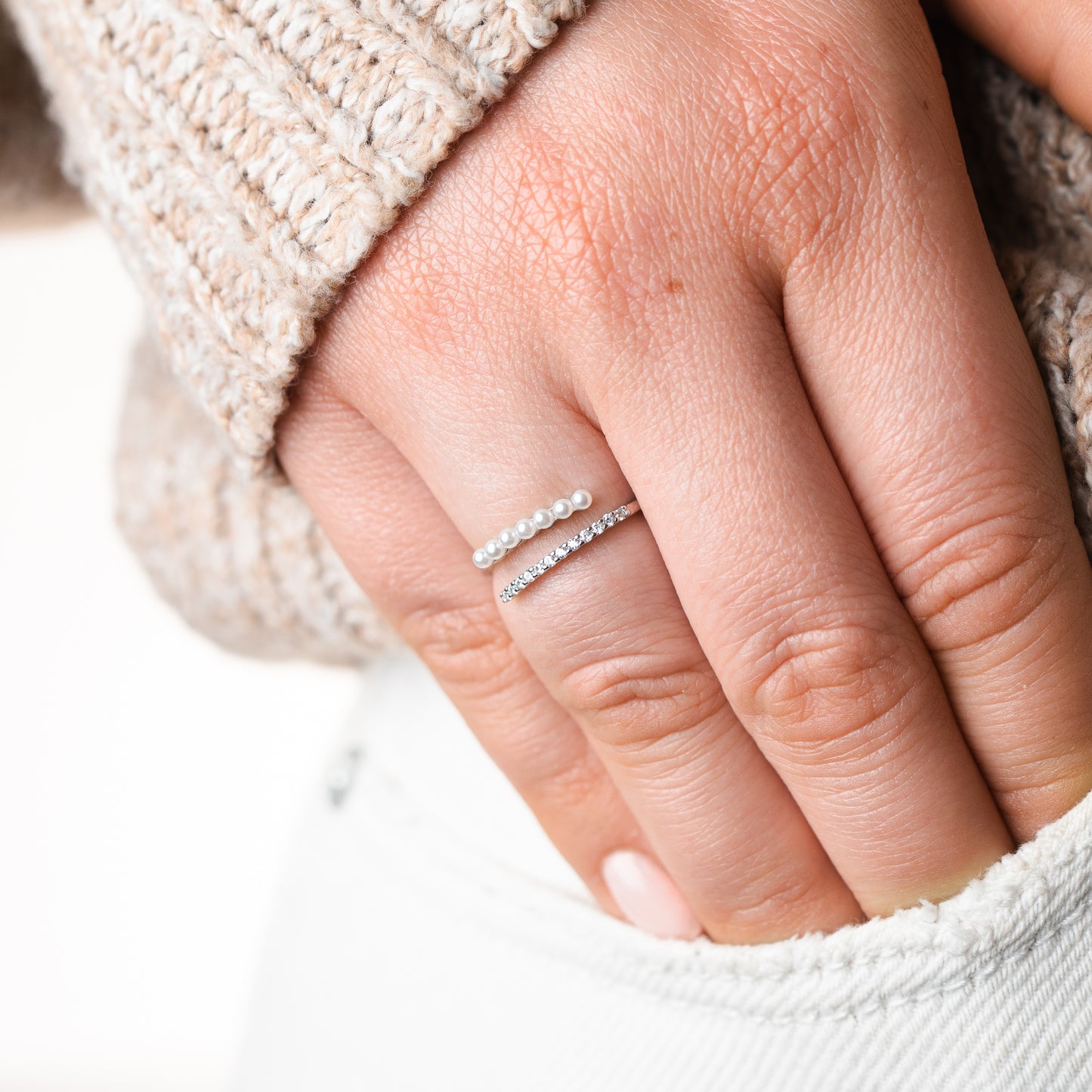 Anillo ajustable cruzado perlas y circones