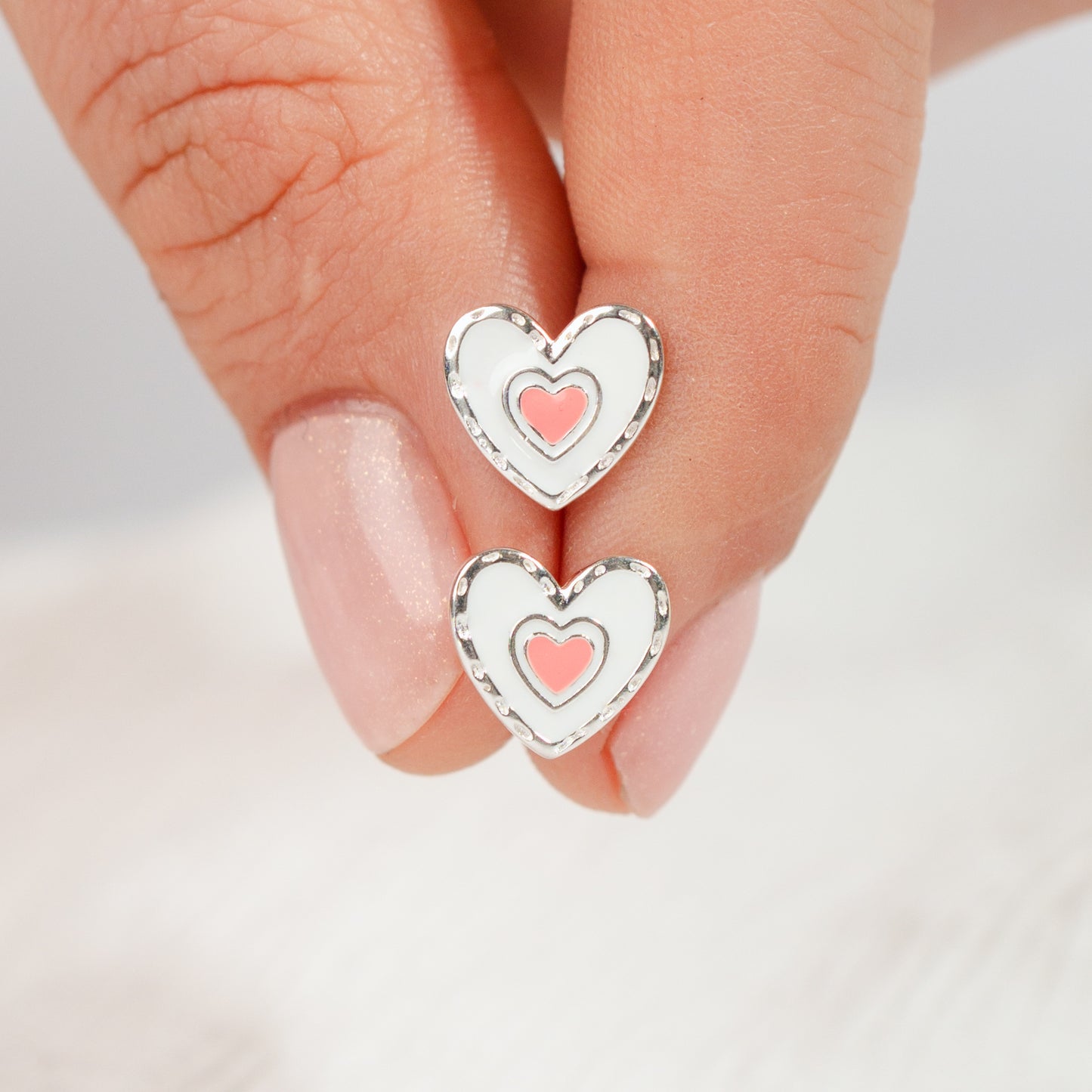 Aros pegados corazón blanco y rosado